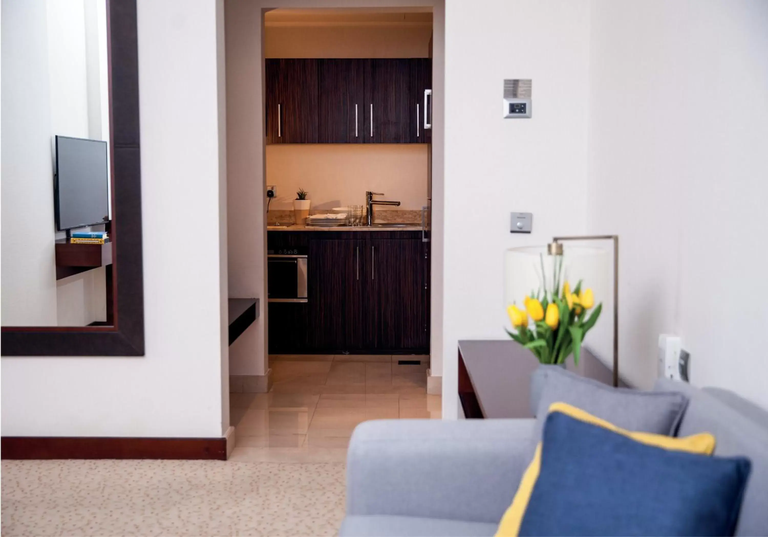 Bedroom, Kitchen/Kitchenette in voco Dubai, an IHG Hotel