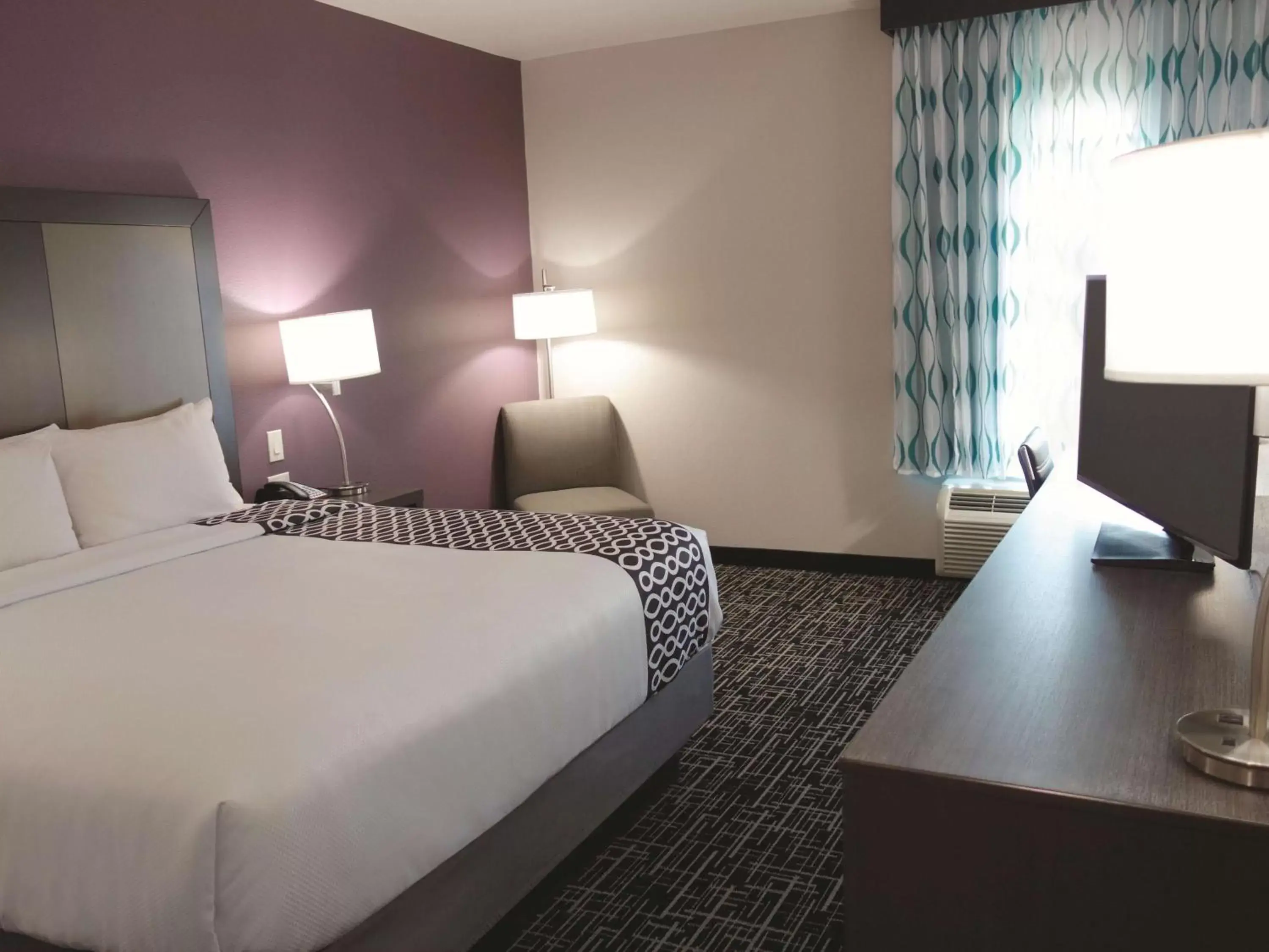 Photo of the whole room, Bed in La Quinta Inn & Suites by Wyndham Pampa