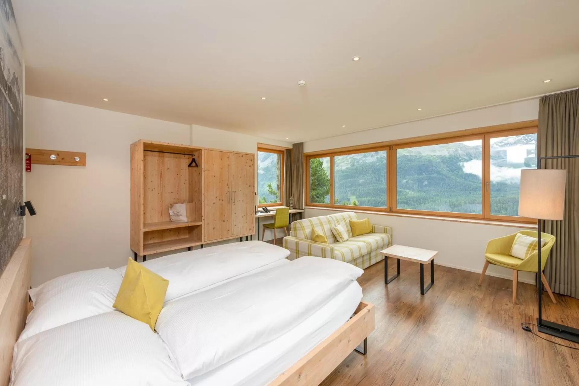 Photo of the whole room, Bed in Berghotel Randolins