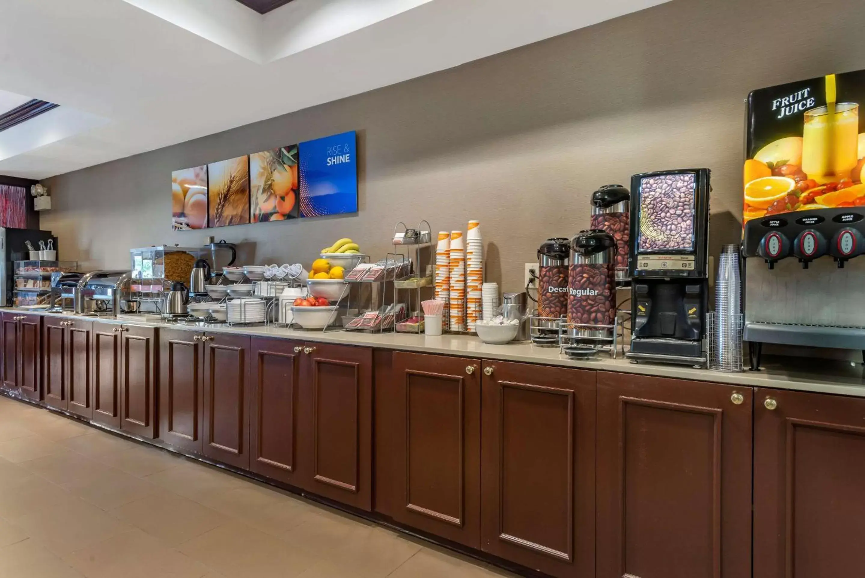 Restaurant/places to eat, Food in Comfort Suites Newark - Harrison