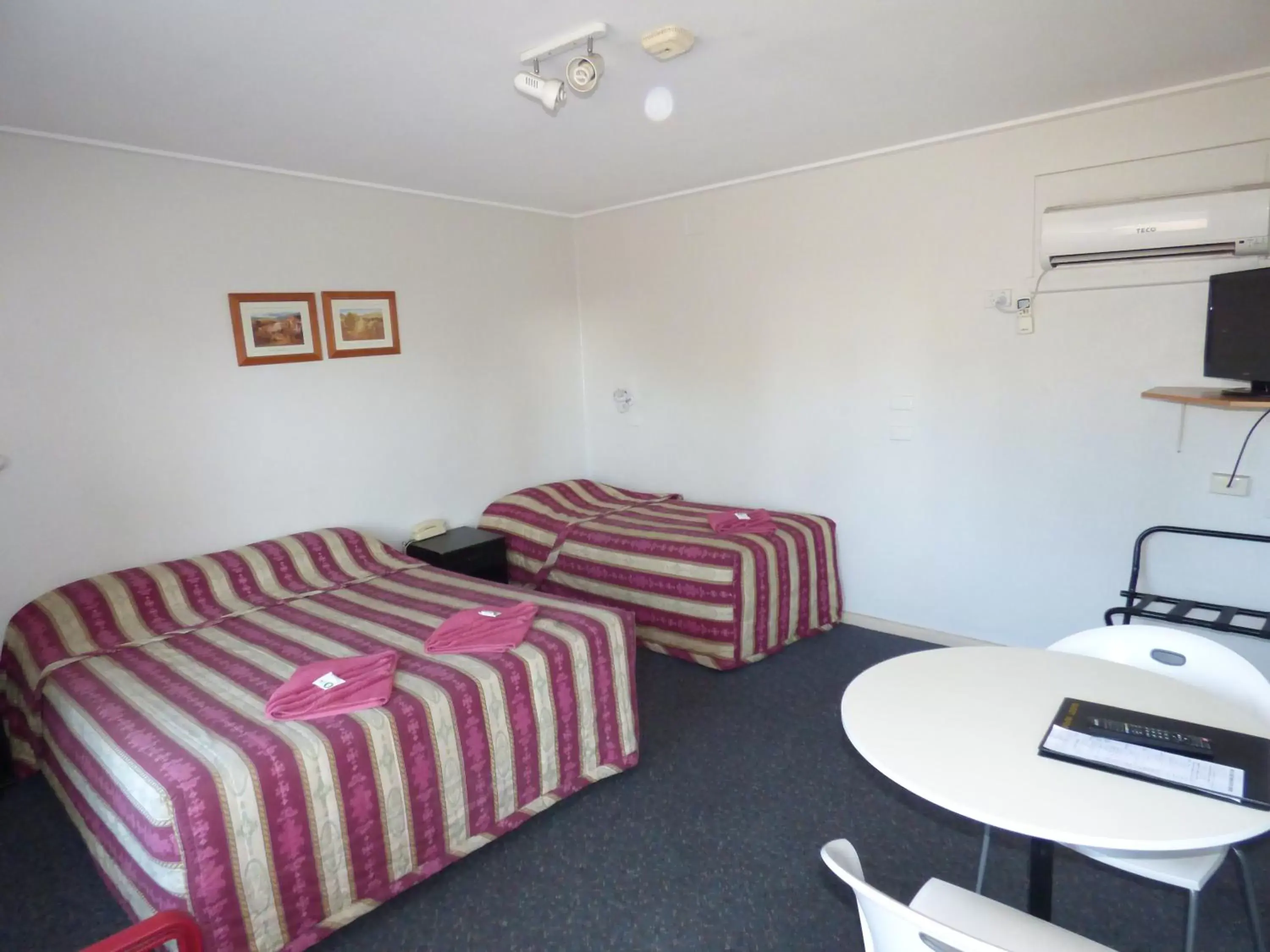 Photo of the whole room, Bed in Red Chief Motel