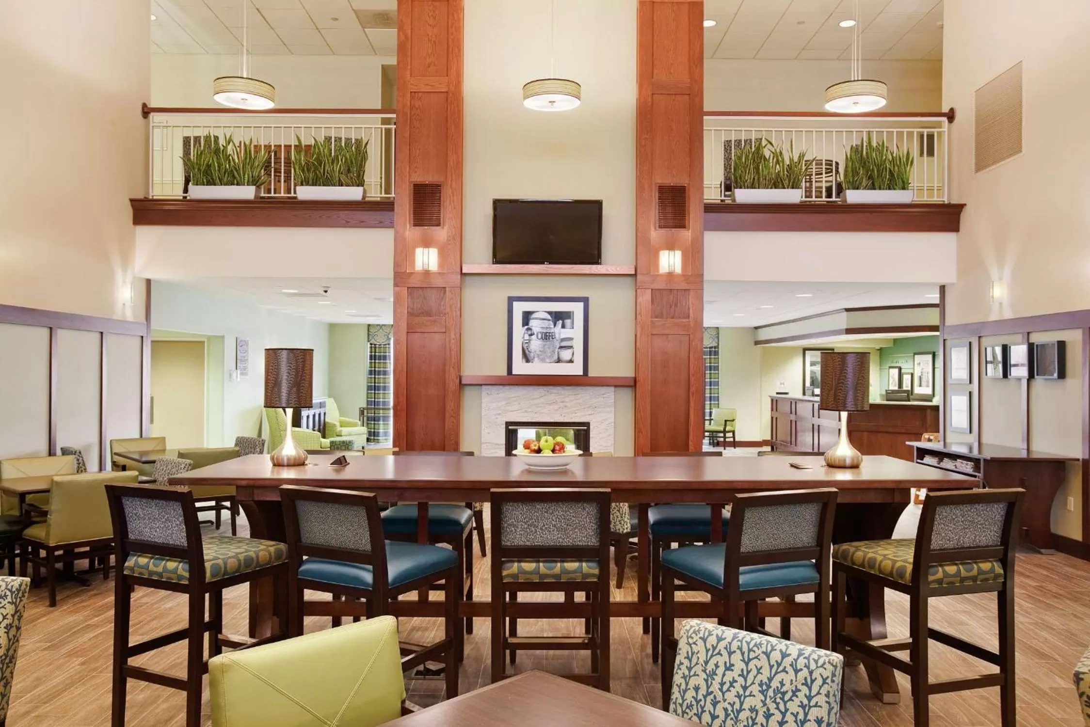 Dining area in Hampton Inn & Suites Providence-Warwick Airport
