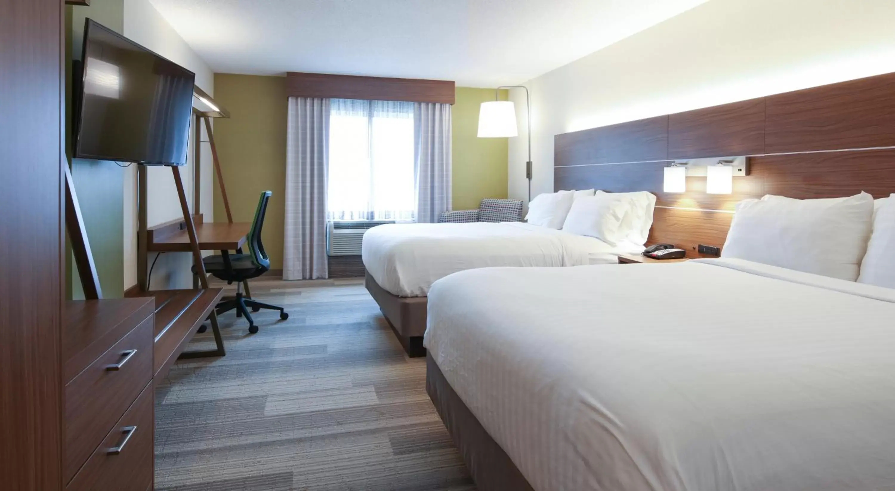 Photo of the whole room, Bed in Holiday Inn Express Hotel & Suites Cincinnati Southeast Newport, an IHG Hotel