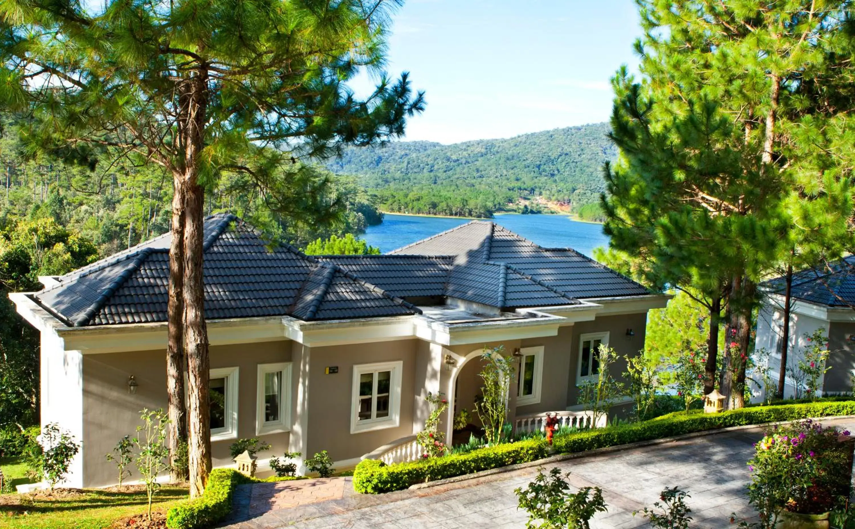 Shower, Property Building in Dalat Edensee Lake Resort & Spa