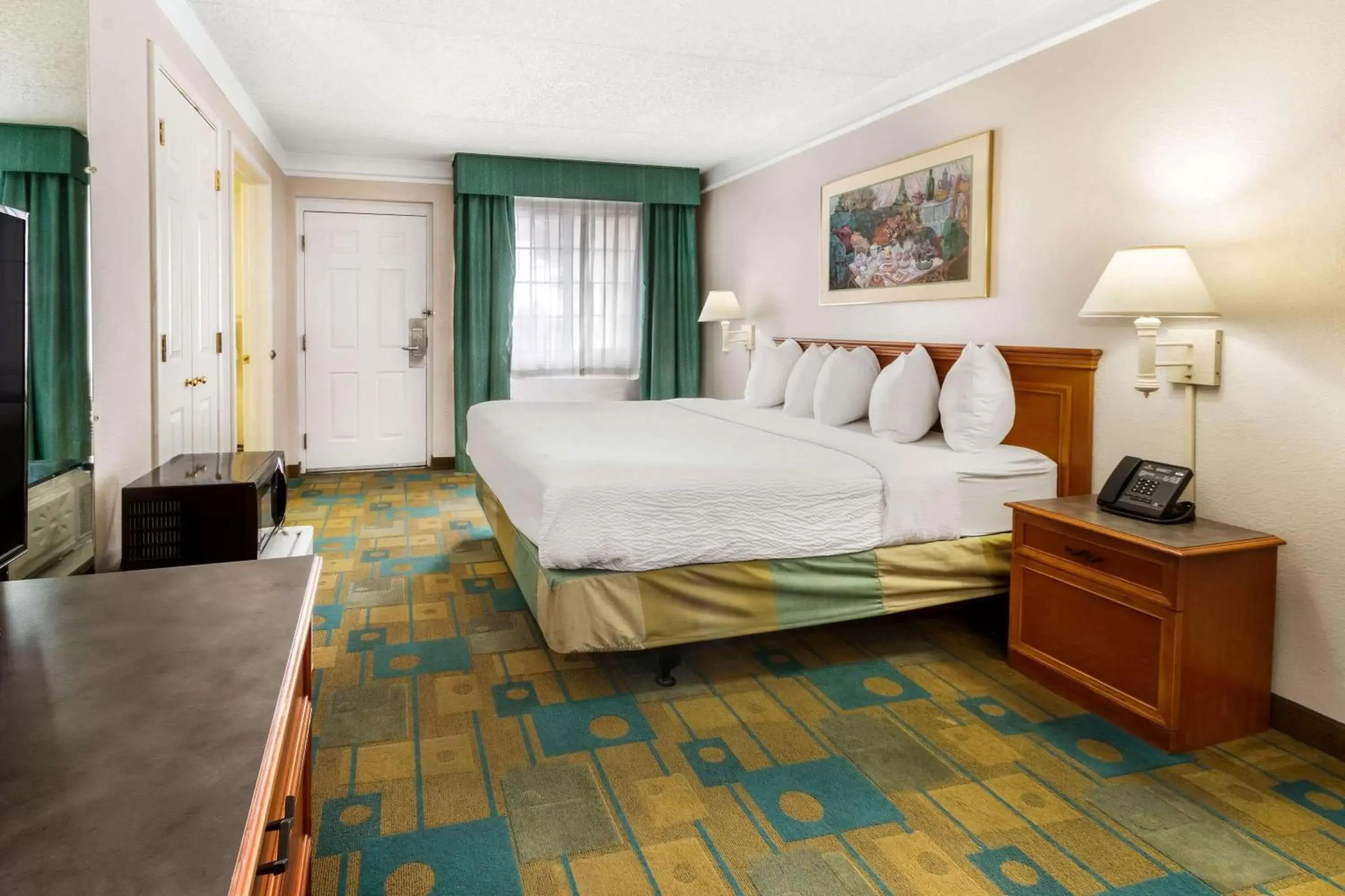 Photo of the whole room, Bed in La Quinta Inn by Wyndham Albuquerque Northeast