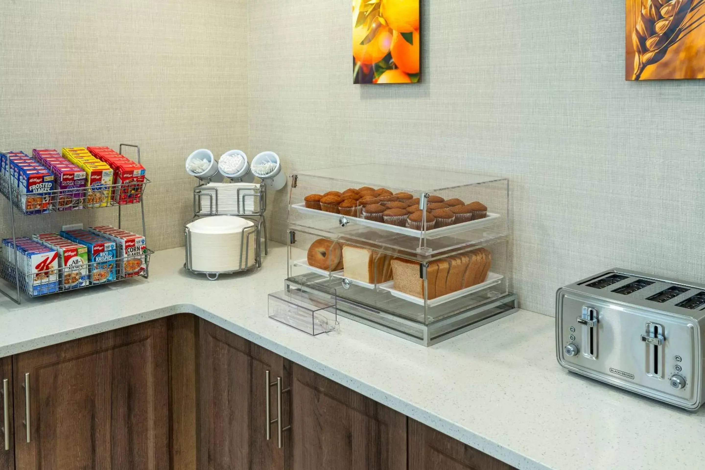 Breakfast, Kitchen/Kitchenette in Comfort Inn & Suites