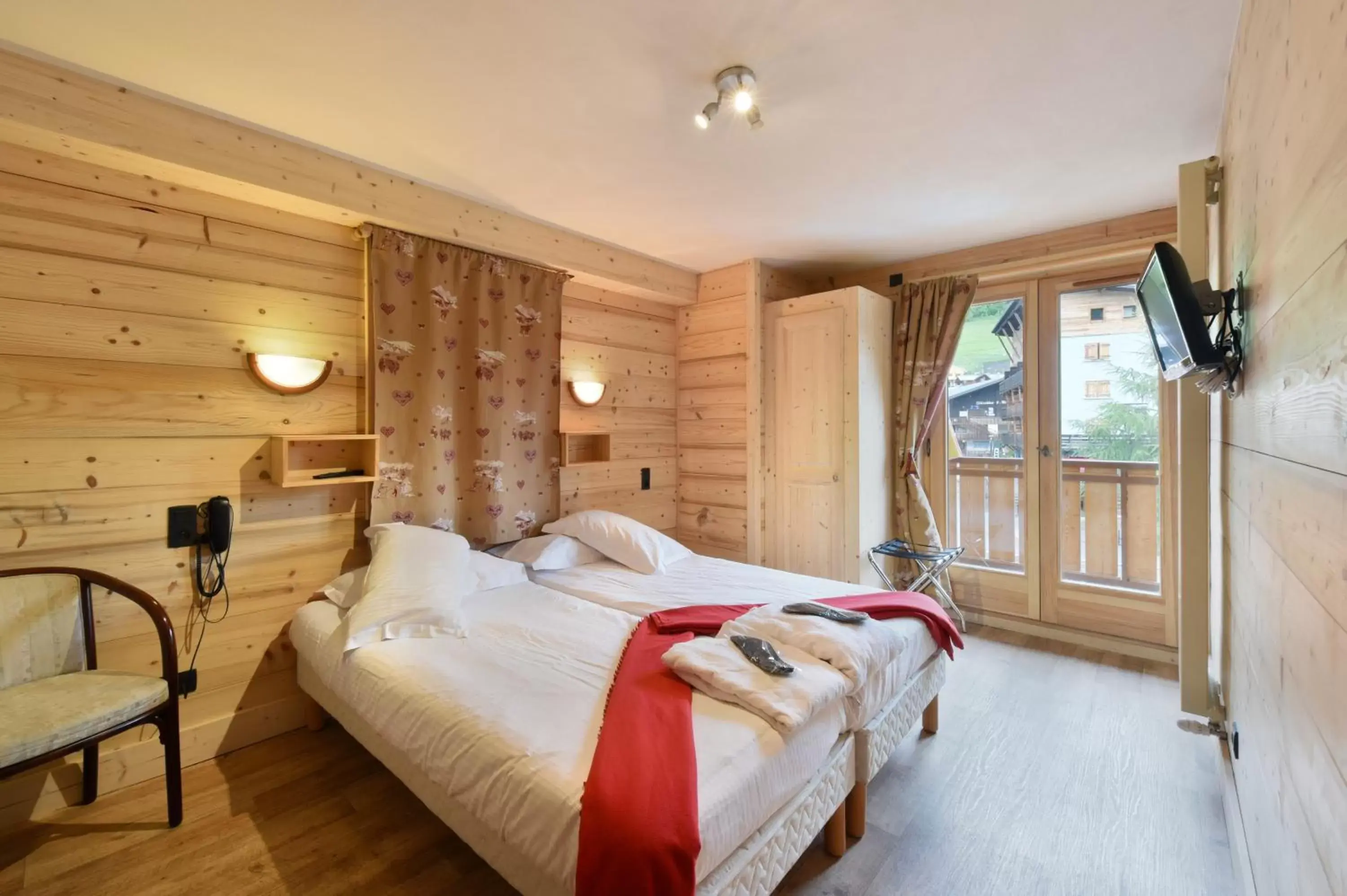 Two-Bedroom Suite (6 Adults) in Loc'Hotel Alpen Sports Two-Bedroom Suite (6 Adults) in Loc'Hotel Alpen Sports