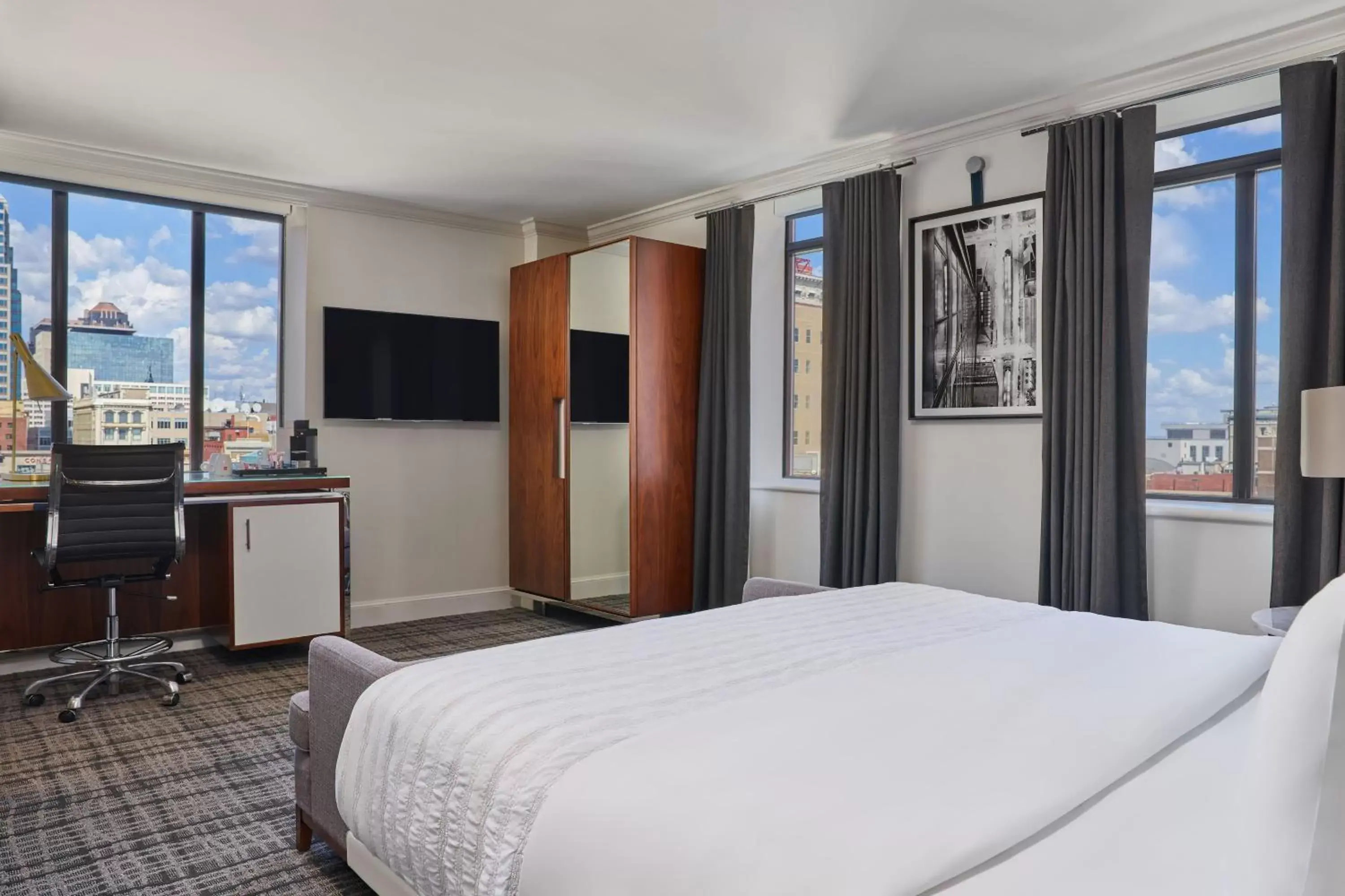 Photo of the whole room, Bed in Le Meridien Indianapolis