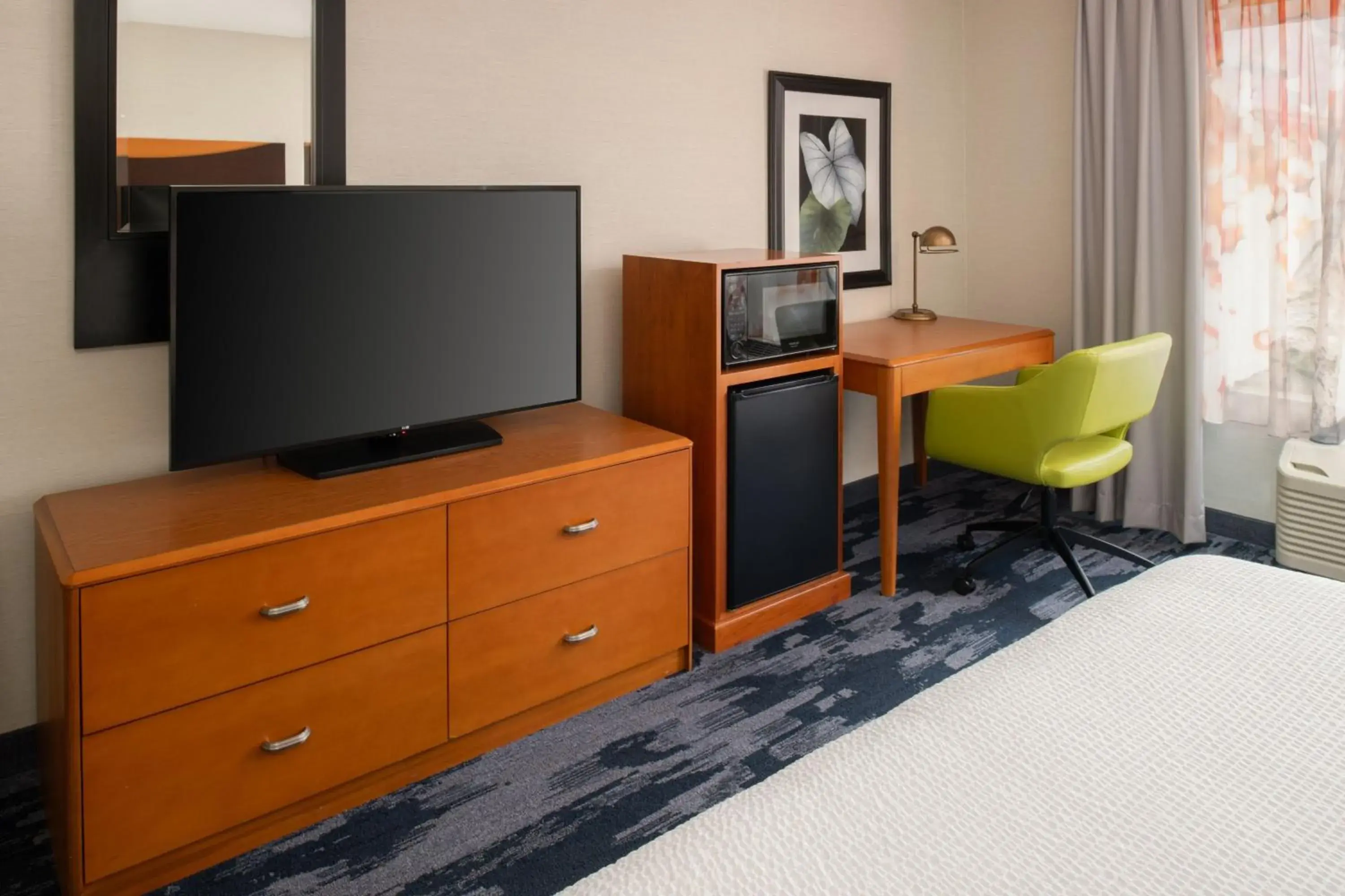 Photo of the whole room, TV/Entertainment Center in Fairfield Inn & Suites by Marriott Portland Airport