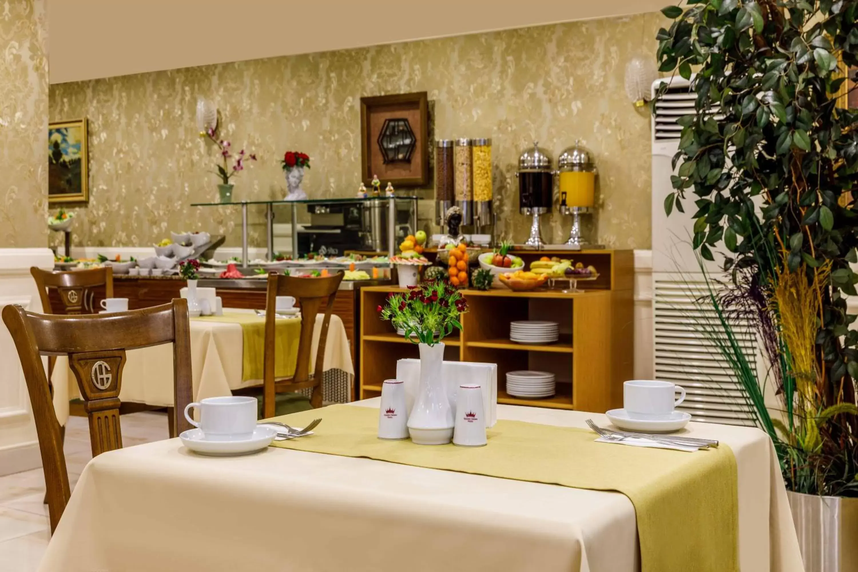 Buffet breakfast, Restaurant/Places to Eat in Golden Crown Hotel