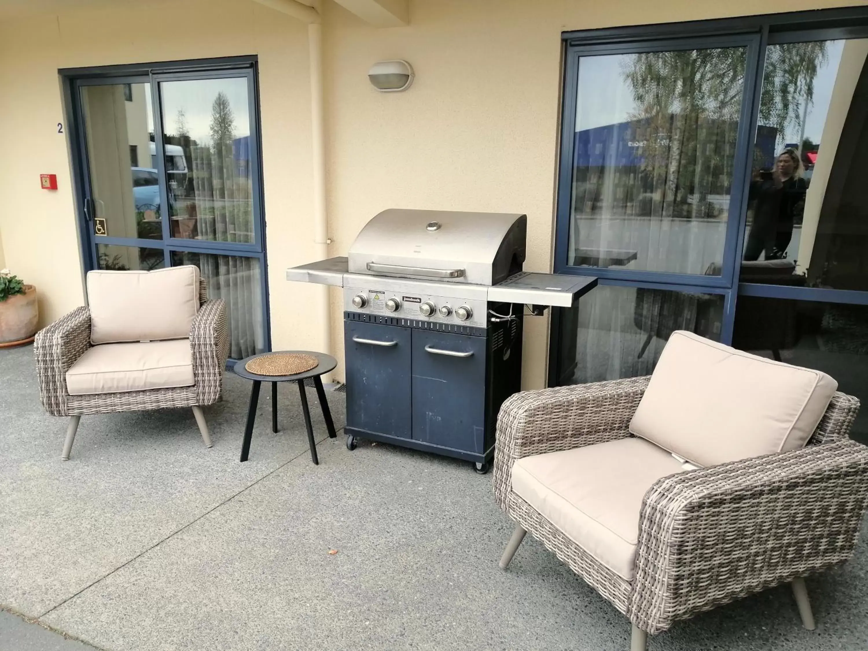 BBQ facilities, Seating Area in Bella Vista Motel Ashburton