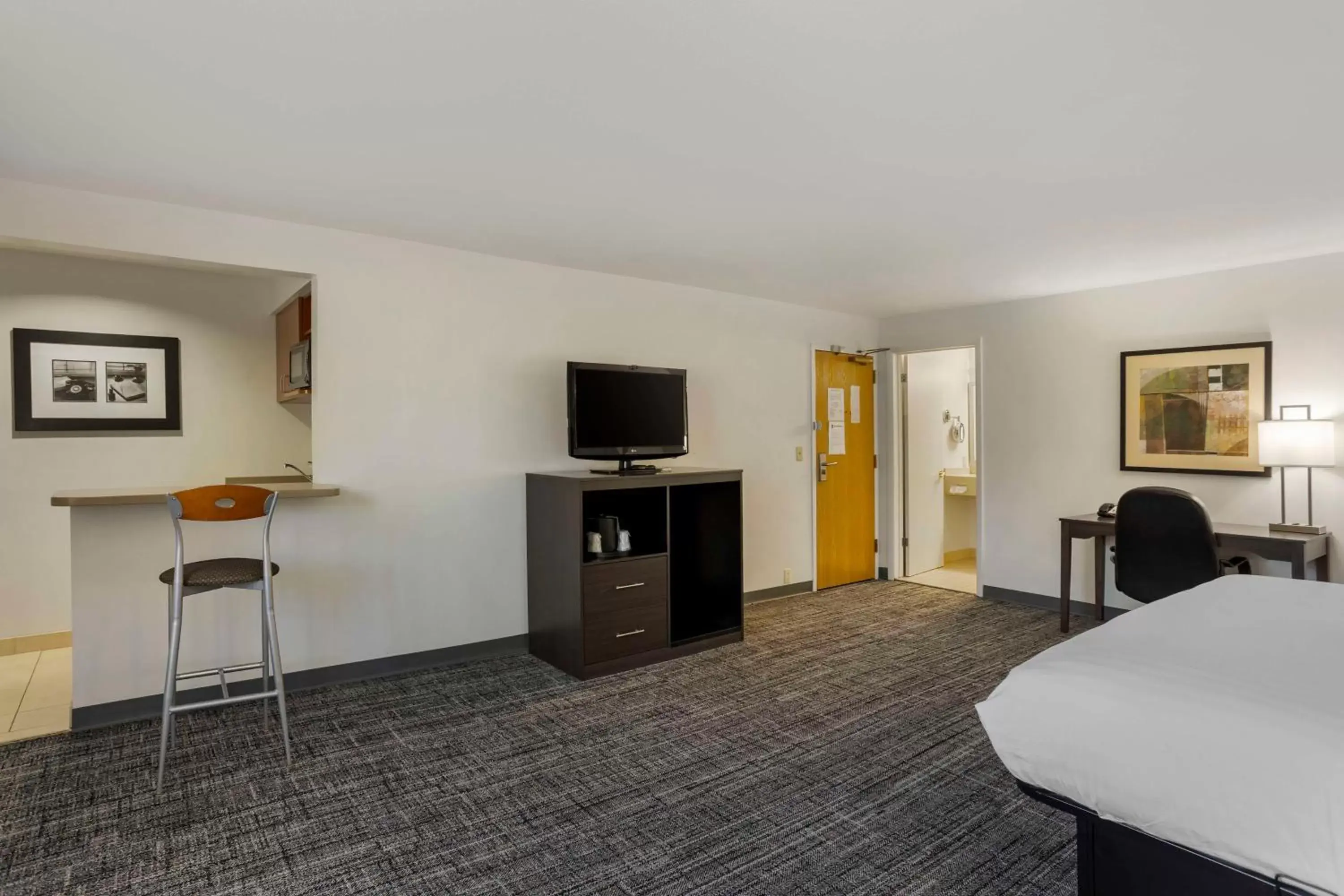 Bedroom, TV/Entertainment Center in Best Western DuBois Hotel