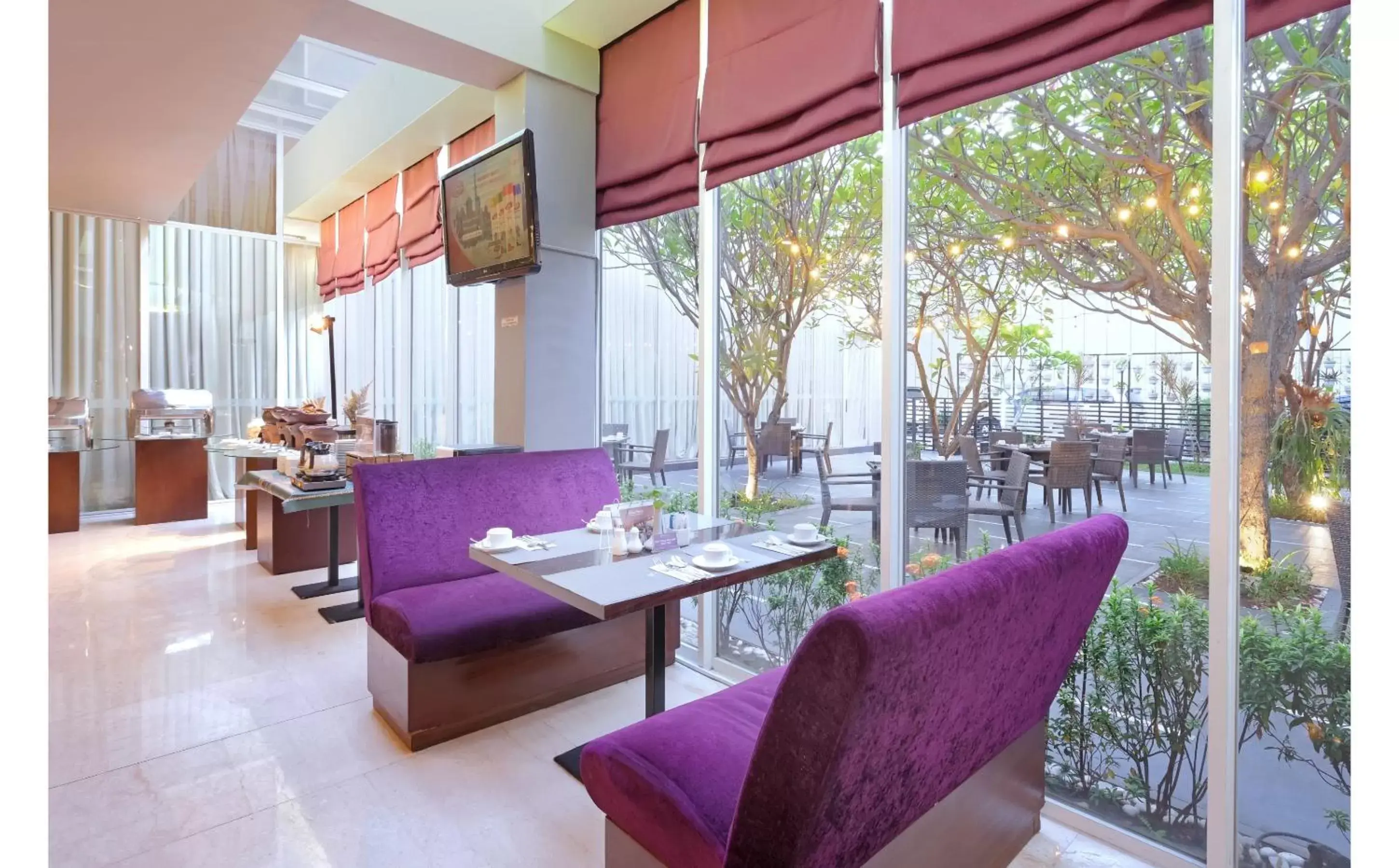 Restaurant/places to eat, Seating Area in Quest Hotel Simpang Lima - Semarang by ASTON