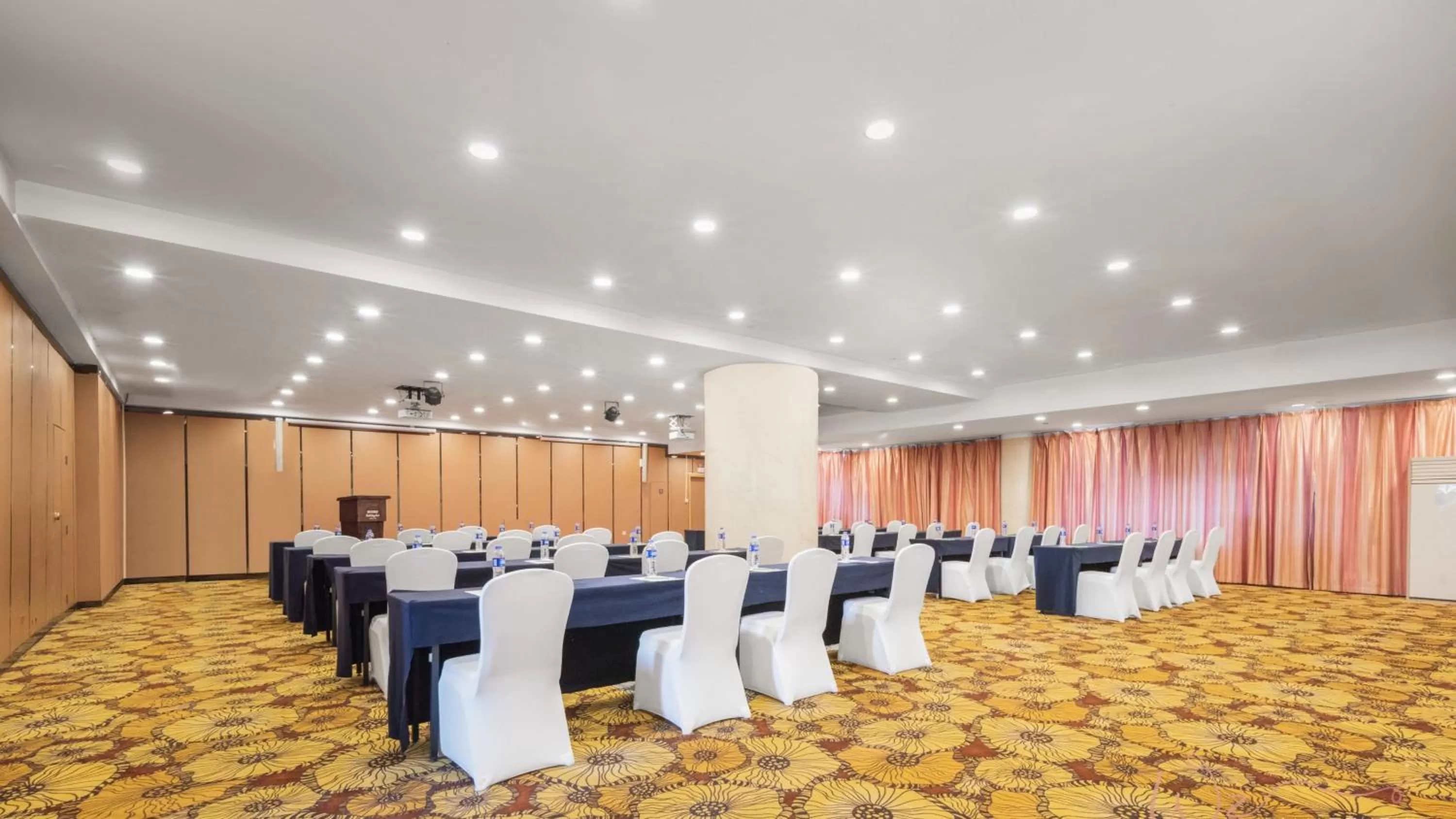 Meeting/conference room in Holiday Inn Shijiazhuang Central by IHG