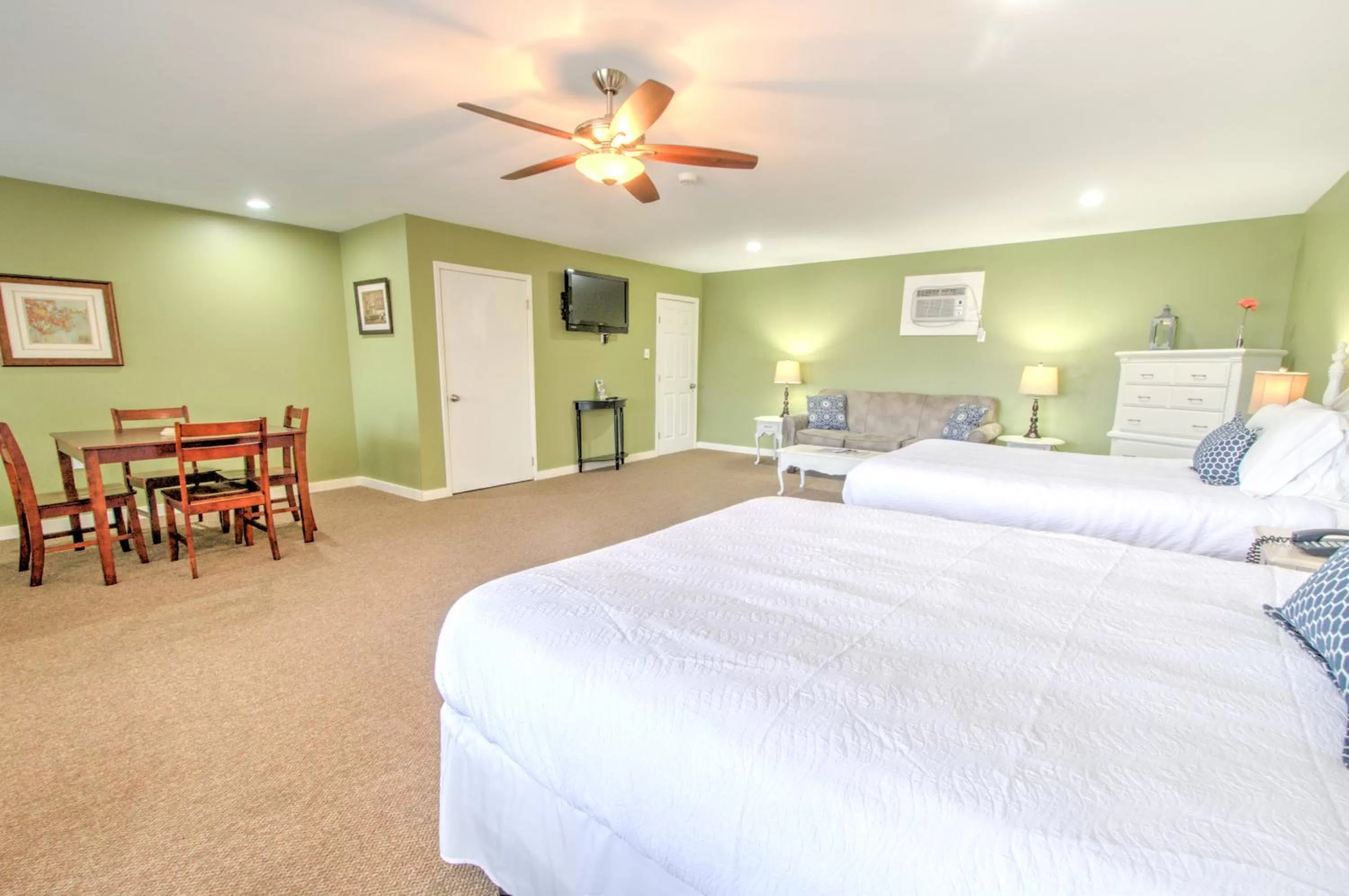 Photo of the whole room, Bed in East Shore Lodging