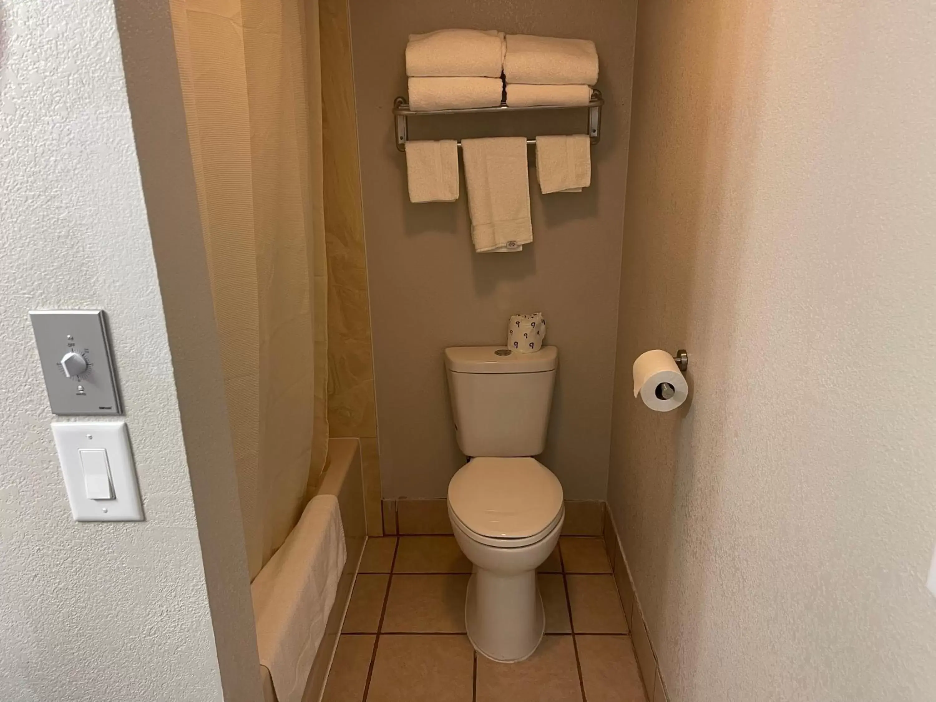 Toilet, Bathroom in Stratford House Inn