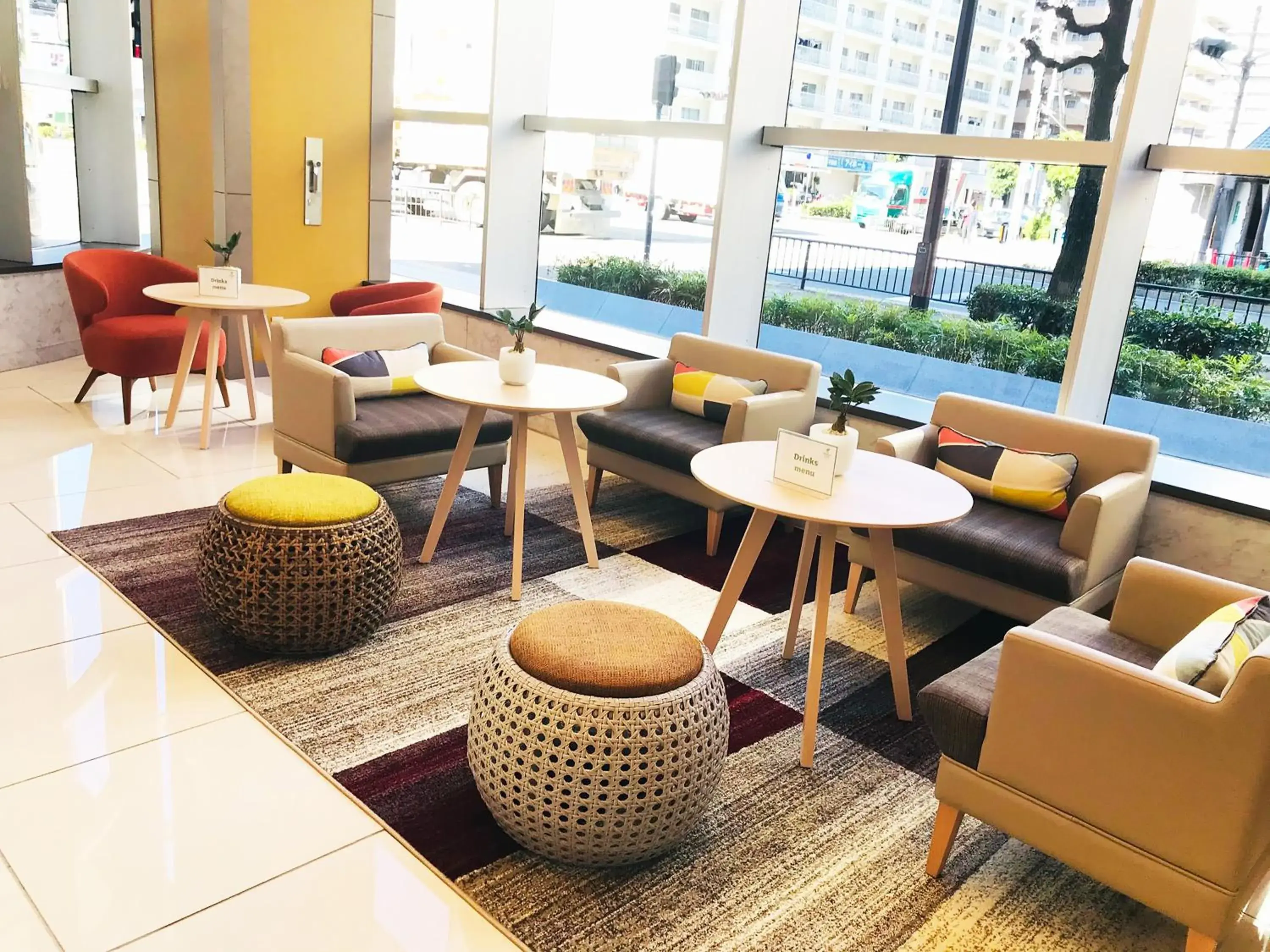 Lobby or reception, Lounge/Bar in Holiday Inn & Suites Shin Osaka, an IHG Hotel