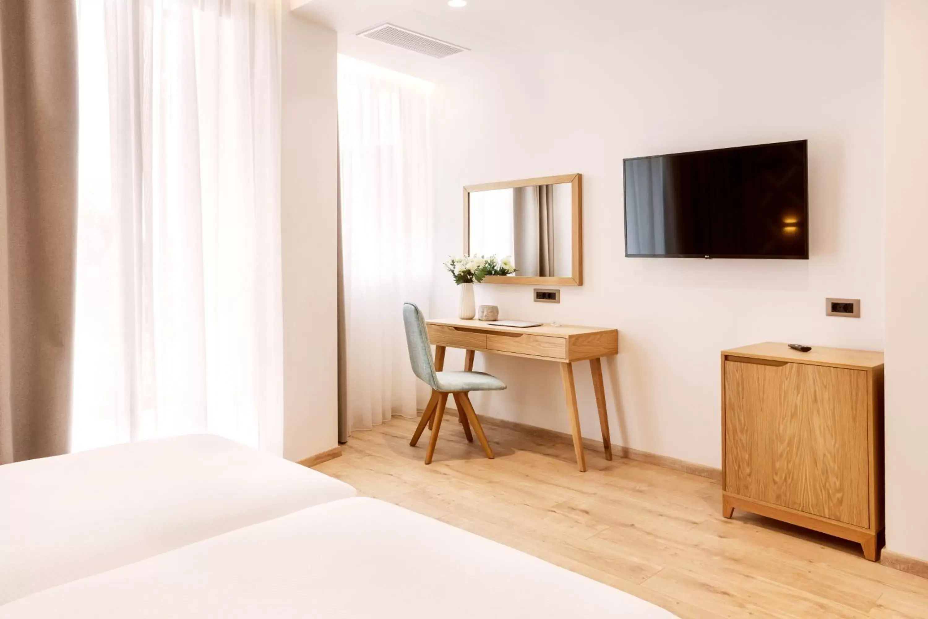 Bed, TV/Entertainment Center in DAYS City Suites Athens