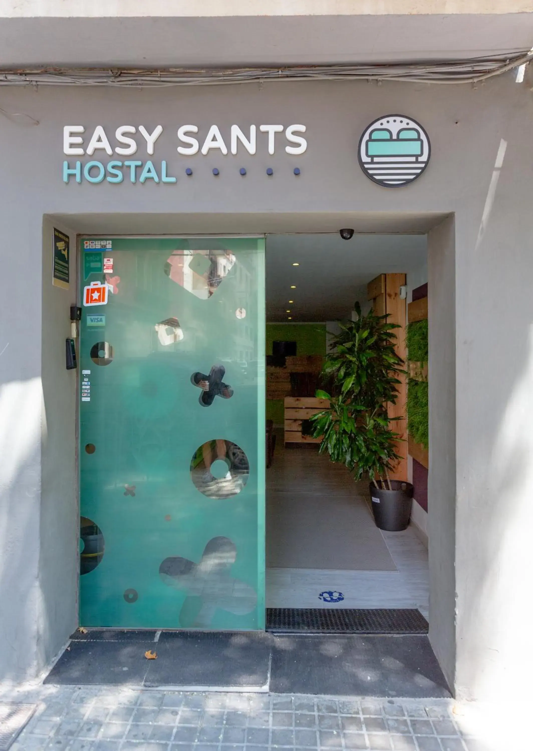 Facade/entrance in Easy Sants by Bossh!