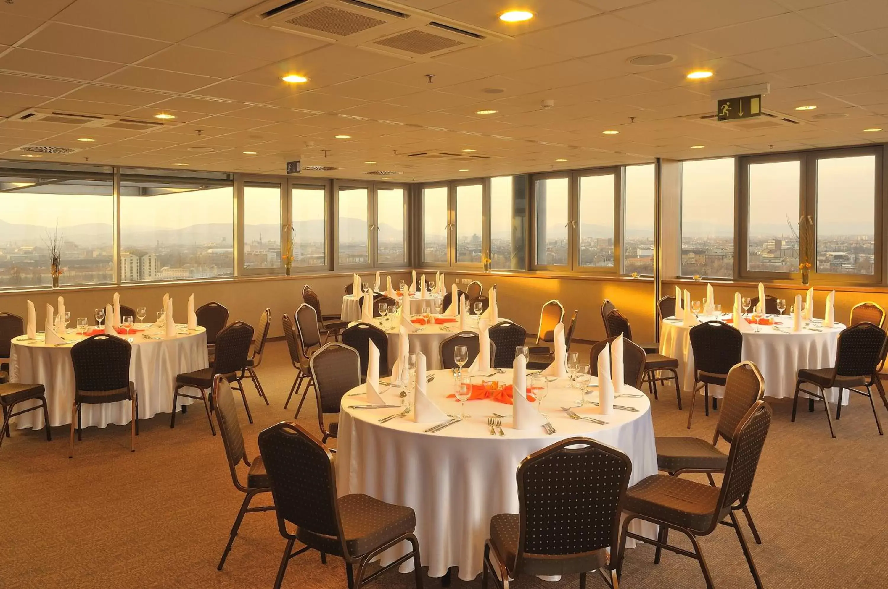 Banquet/Function facilities, Restaurant/Places to Eat in Expo Congress Hotel