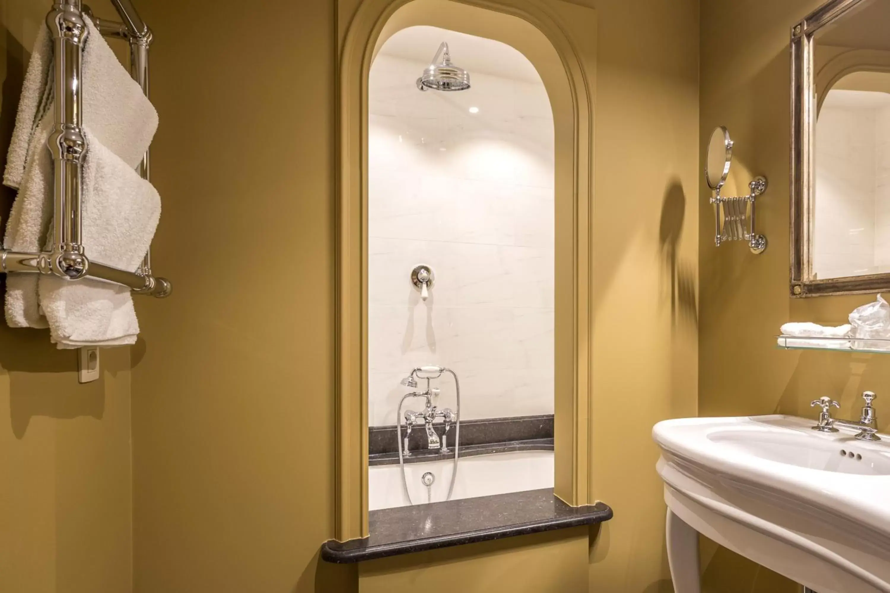 Bathroom in Boutique Hotel De Castillion - Small elegant family hotel