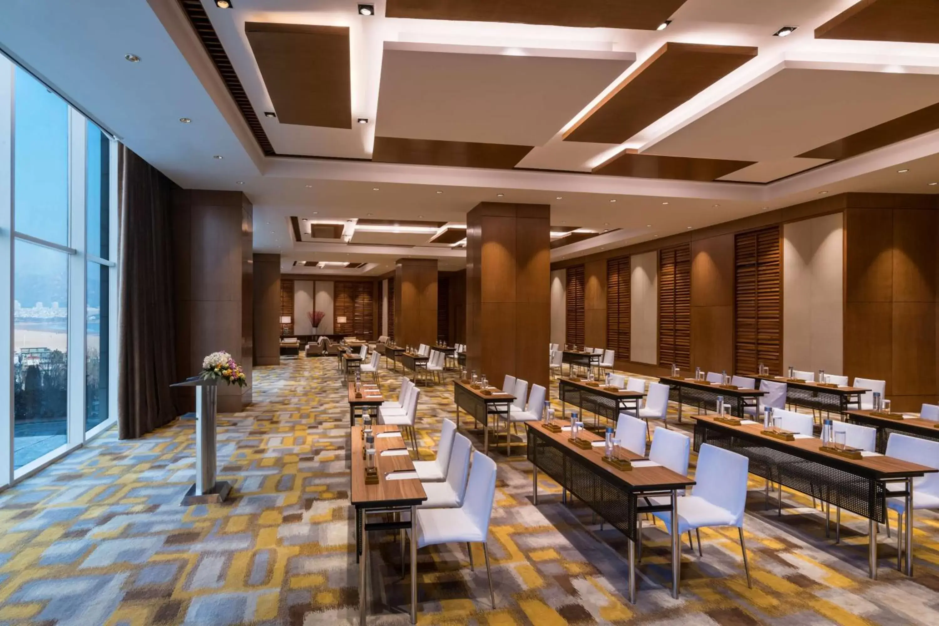 On site, Restaurant/Places to Eat in Hyatt Regency Qingdao - Stone old beach - Exhibition Center