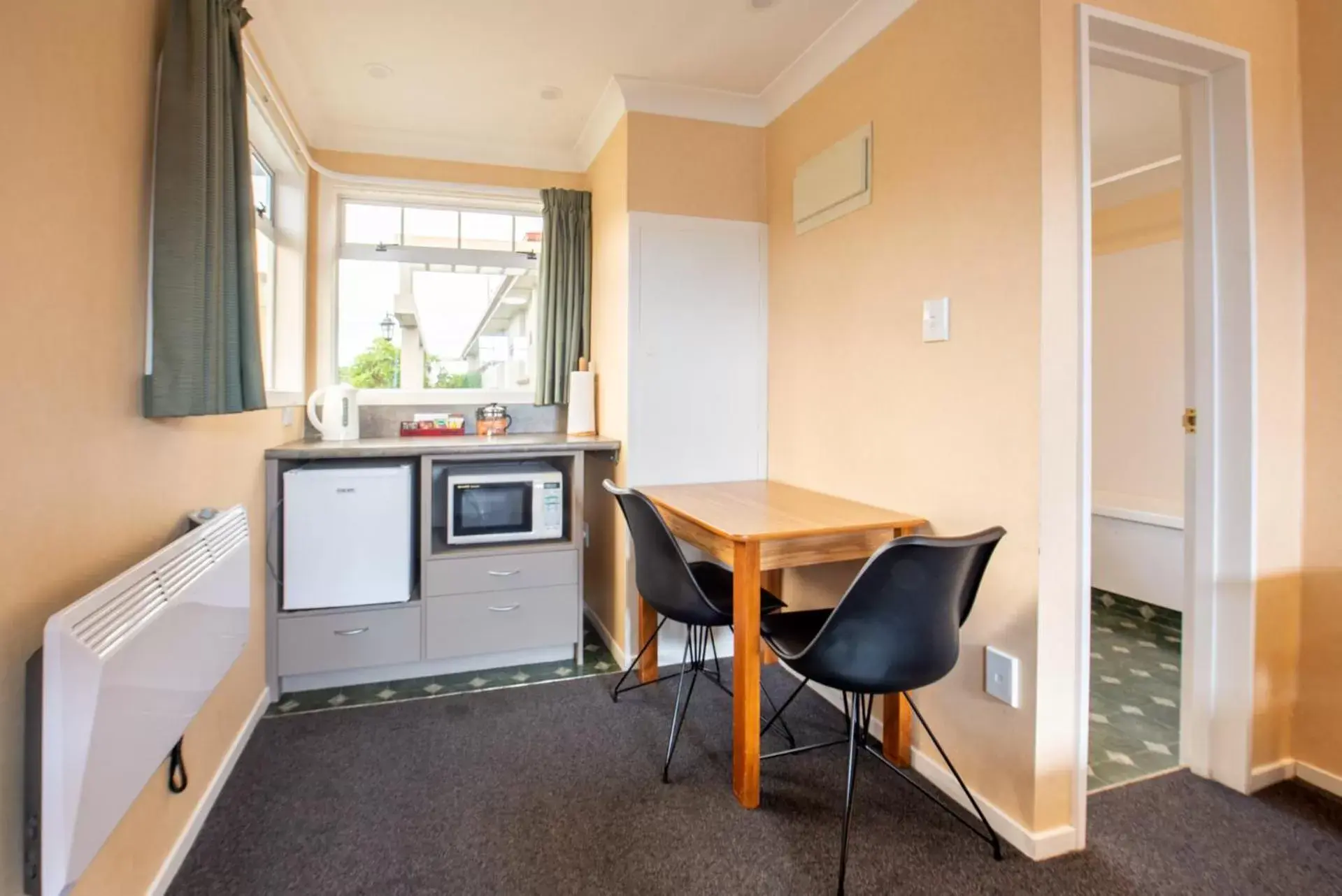 Kitchen or kitchenette, Kitchen/Kitchenette in Tower Lodge Motel