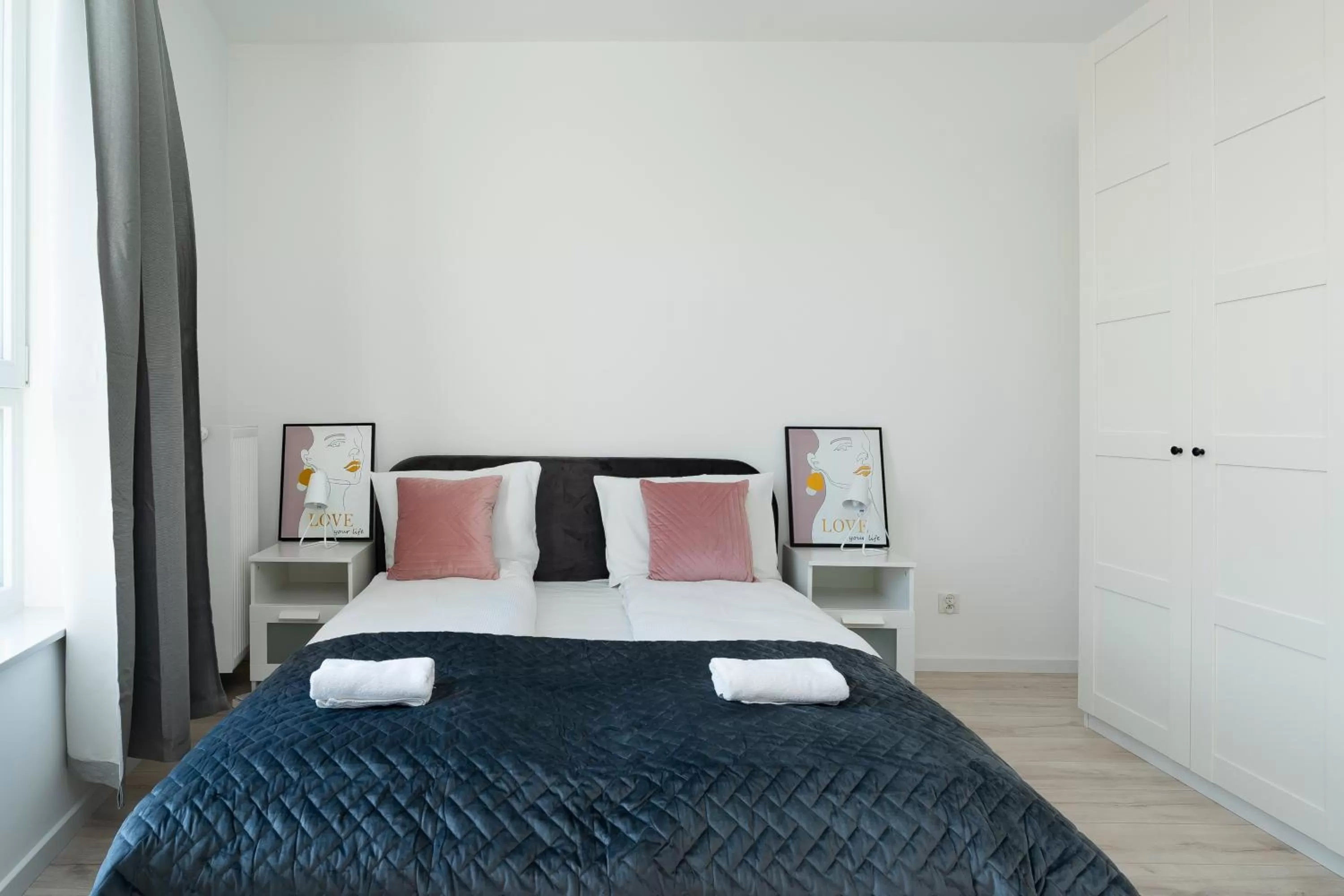 Bed in Symphony Modern Tower Apartamenty