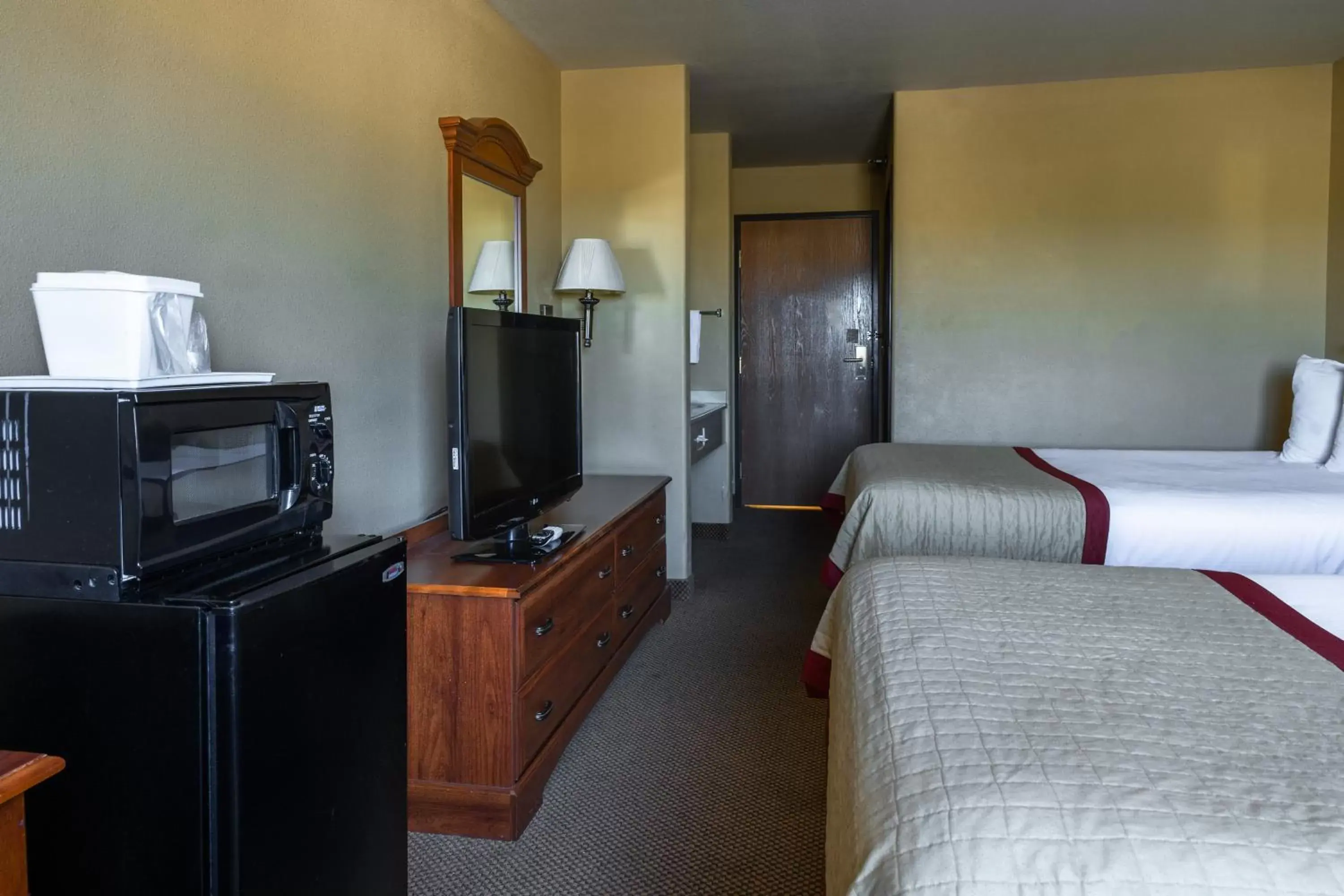 Bed, TV/Entertainment Center in Pinedale Hotel & Suites
