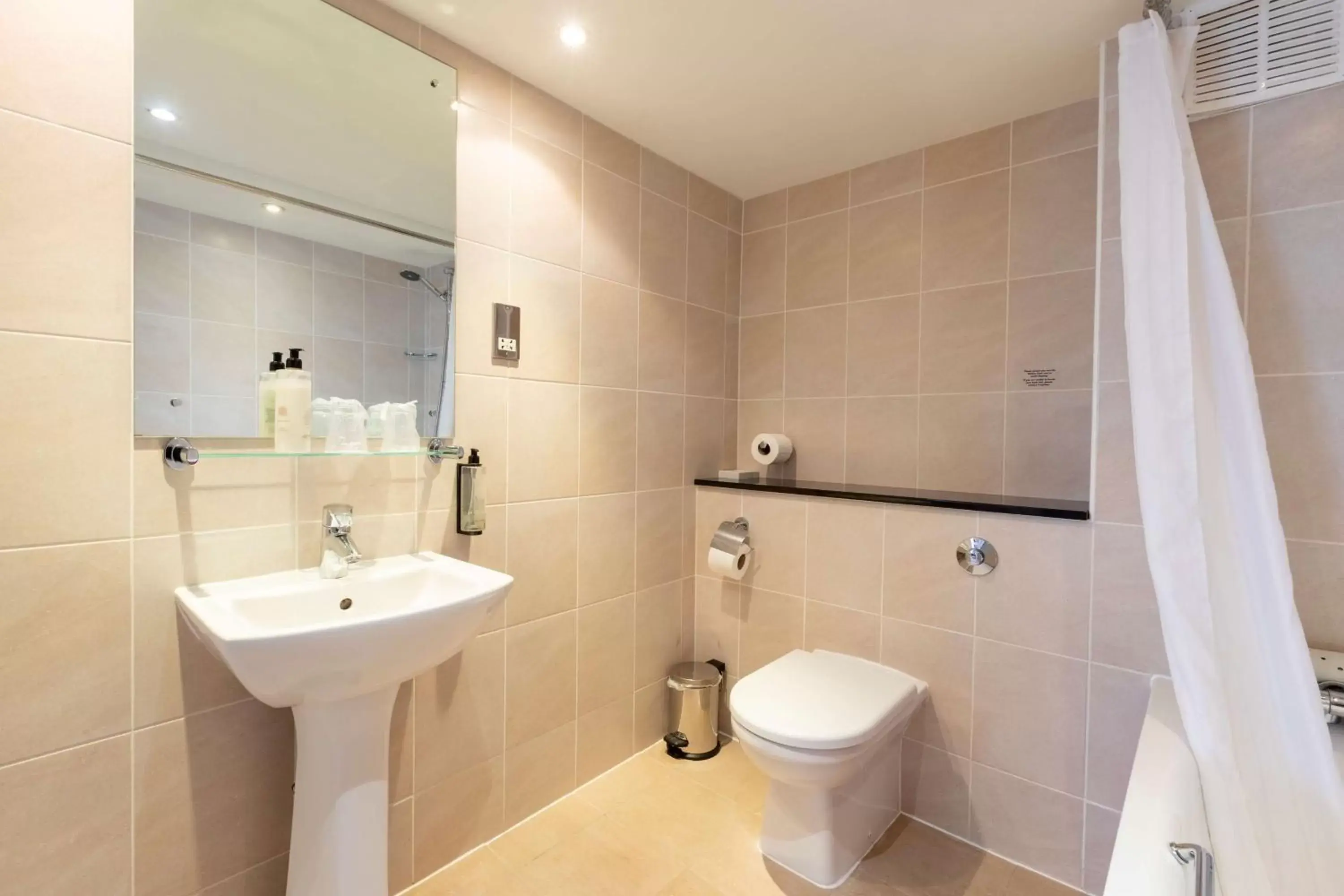 Bathroom in Birmingham Strathallan Hotel, BW Signature Collection