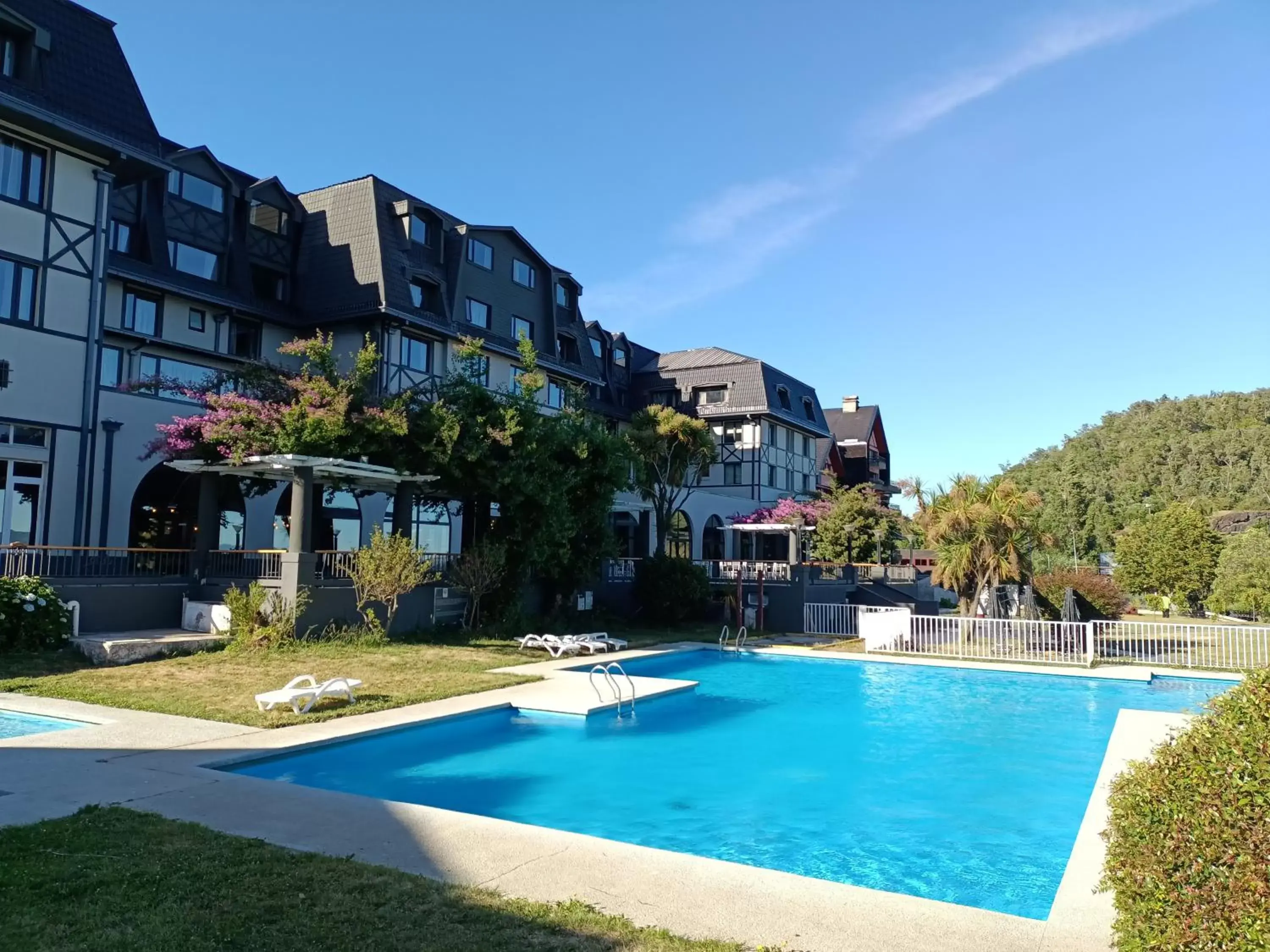 Swimming pool, Property Building in Hotel Enjoy Pucon