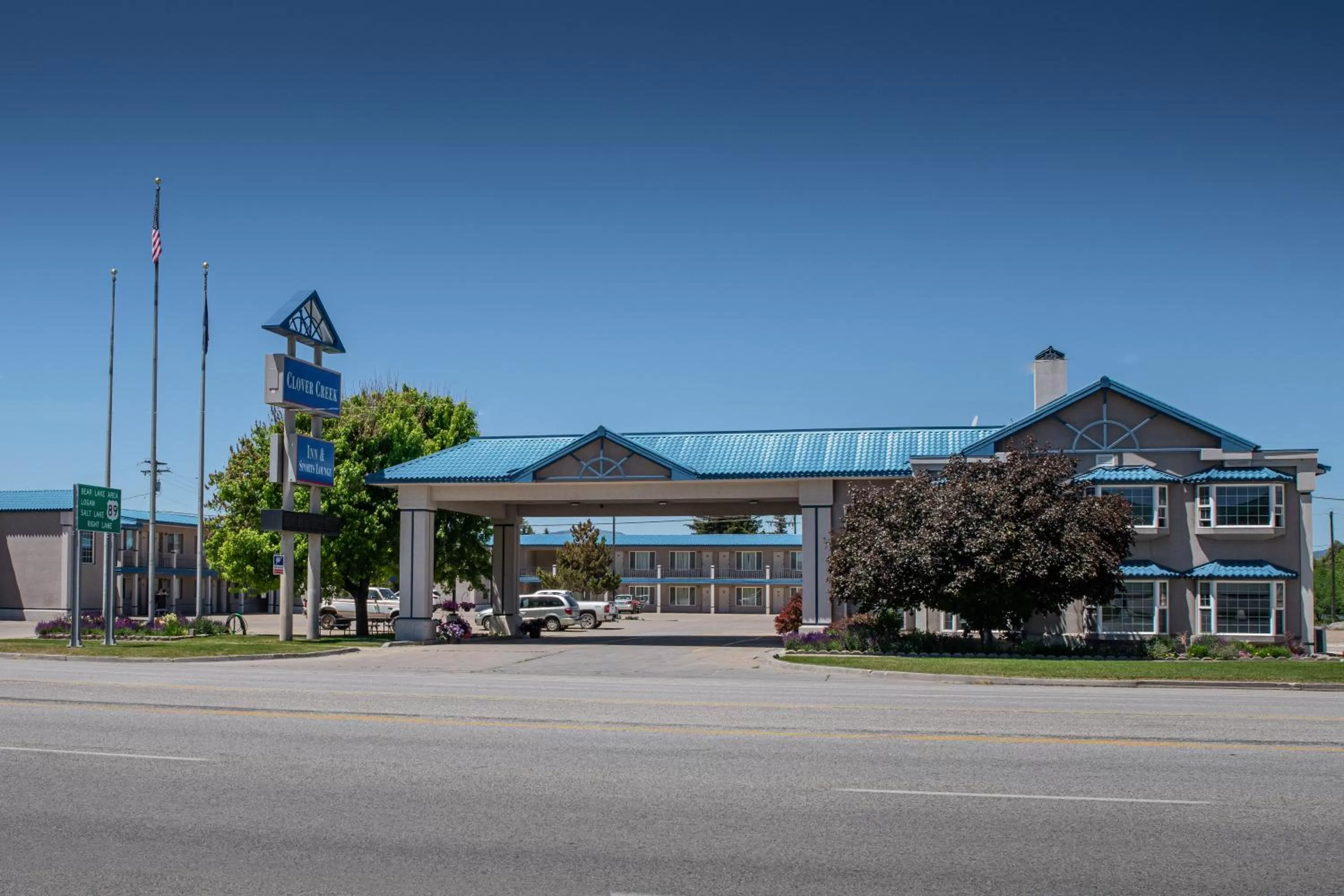 Property building in Clover Creek Inn