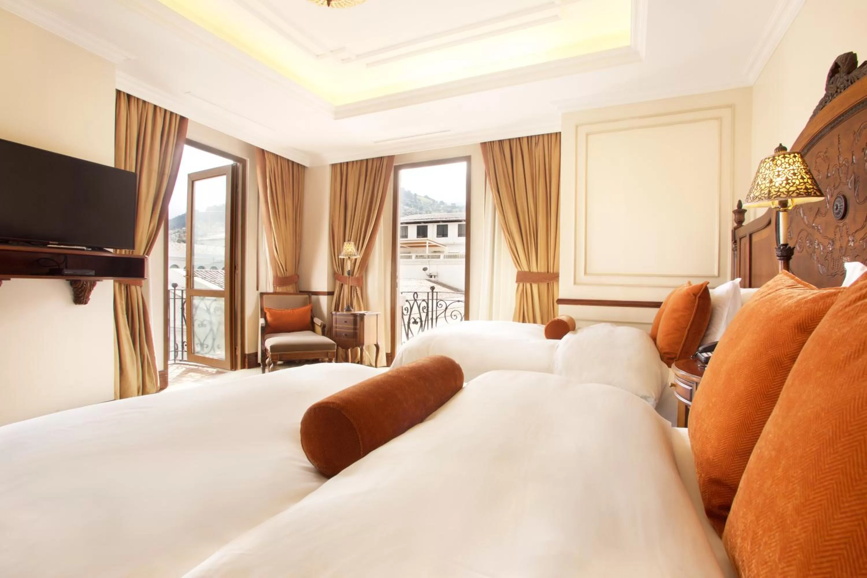 View (from property/room), Bed in Plaza Grande Hotel