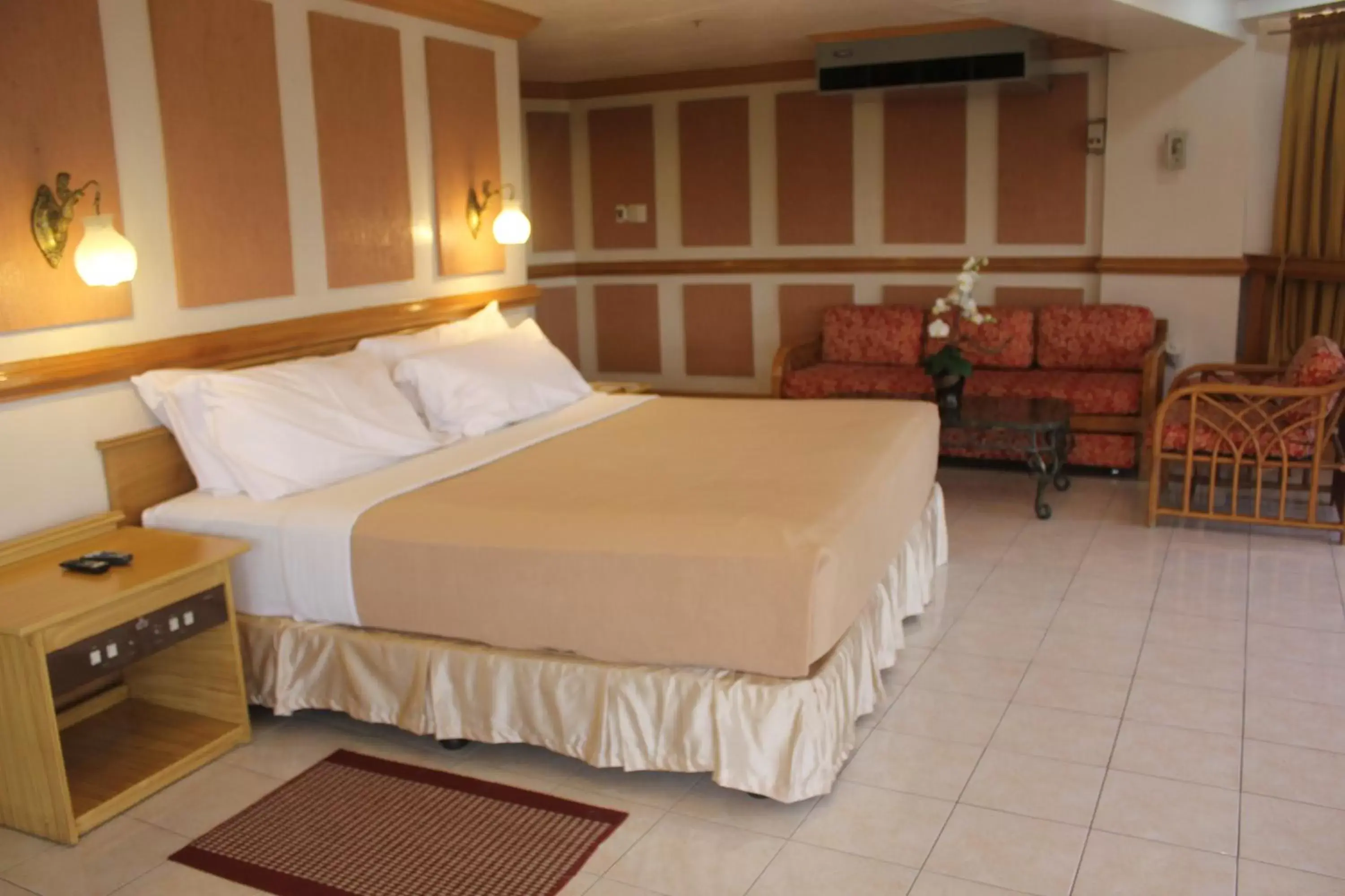 Bed in Elegant Circle Inn