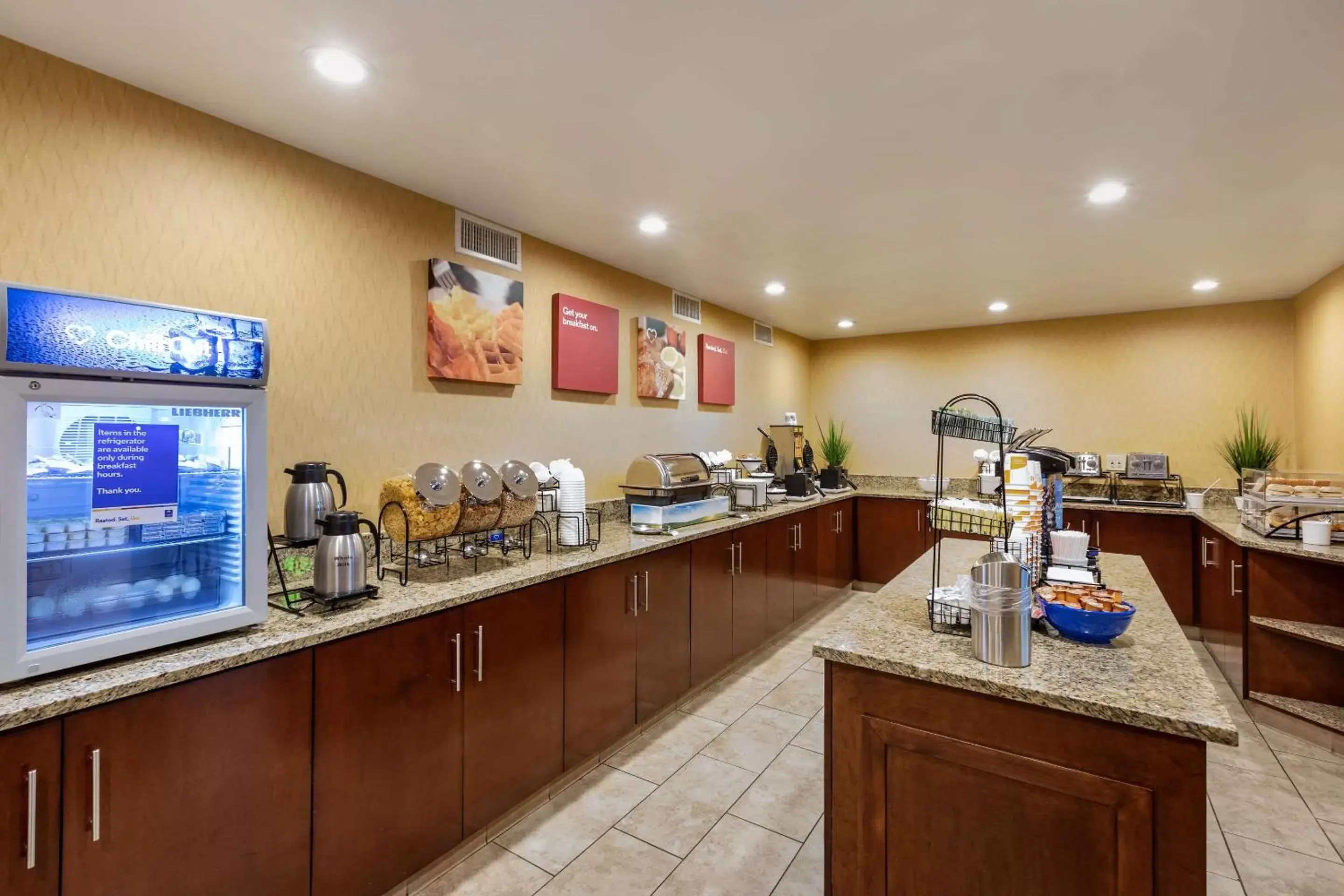 Restaurant/Places to Eat in Comfort Inn Anaheim Resort