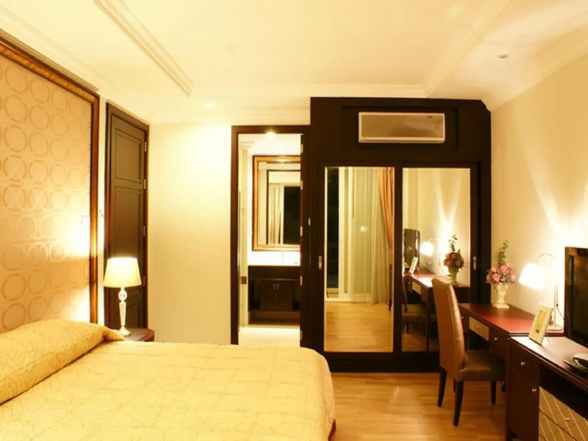 Photo of the whole room, Bed in Lk Legend Hotel