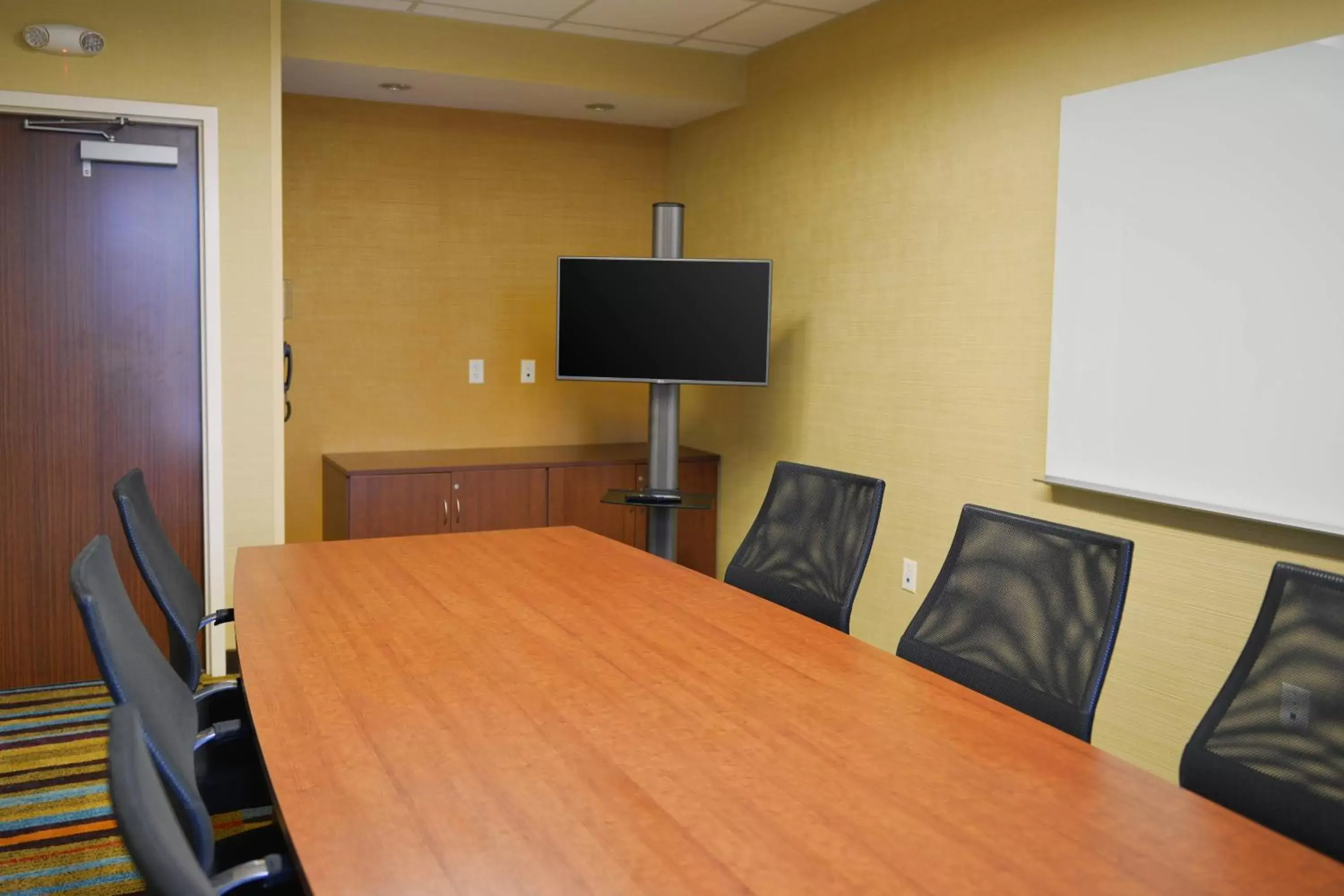 Meeting/conference room, TV/Entertainment Center in Fairfield Inn and Suites Canton South