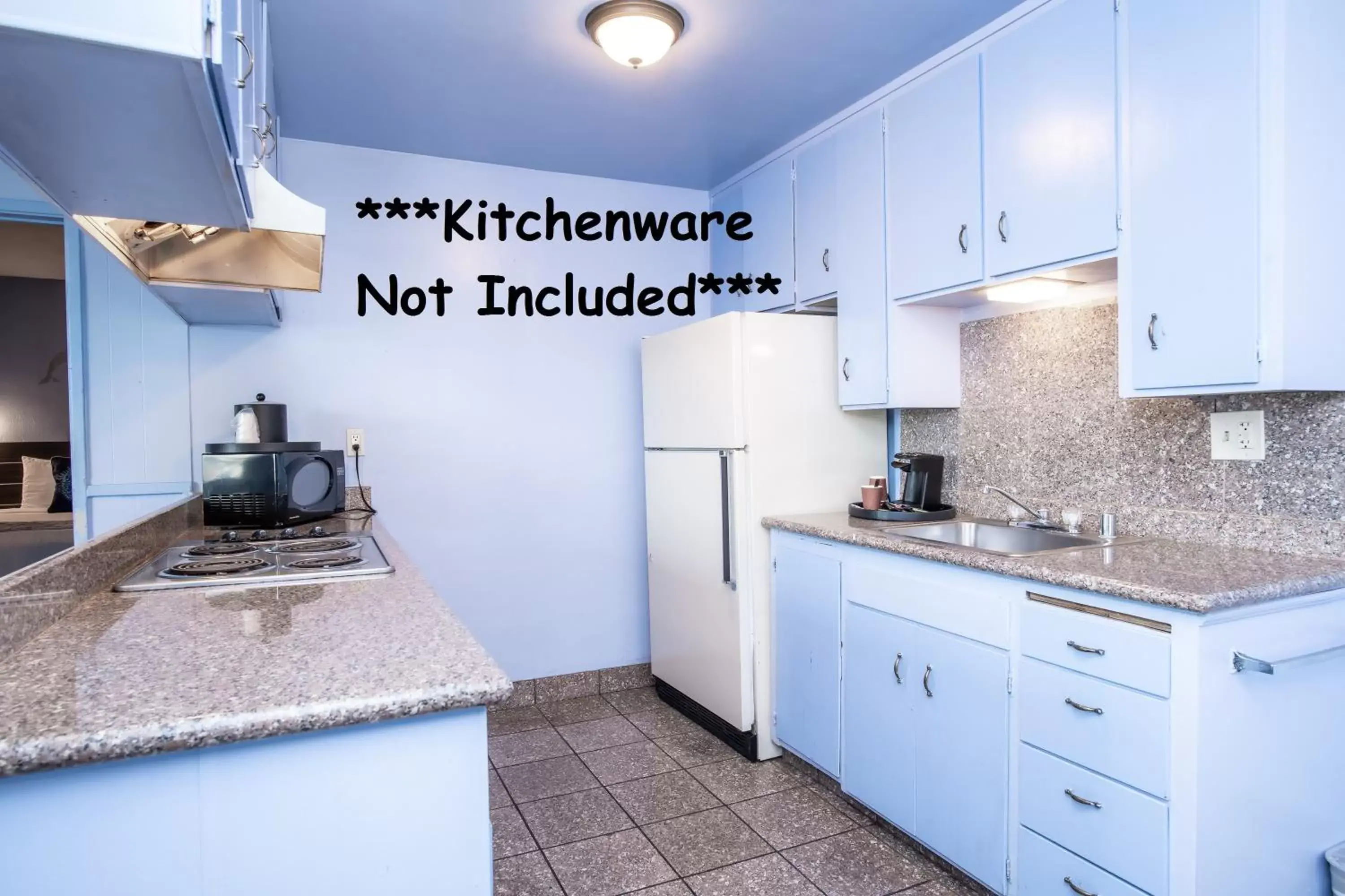 Kitchen/Kitchenette in Aqua Breeze Inn