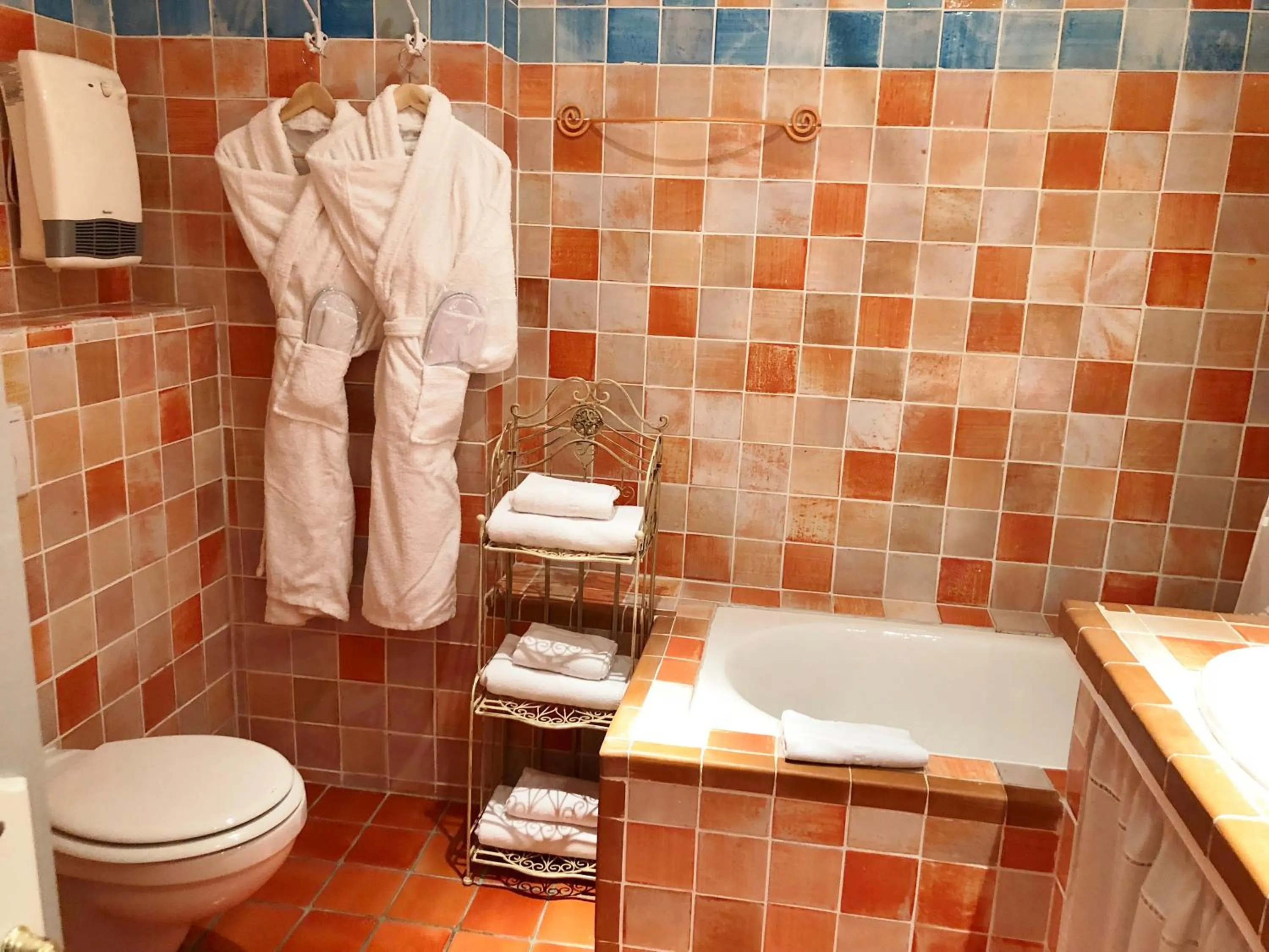 Bathroom in Hôtel l'Orangeraie