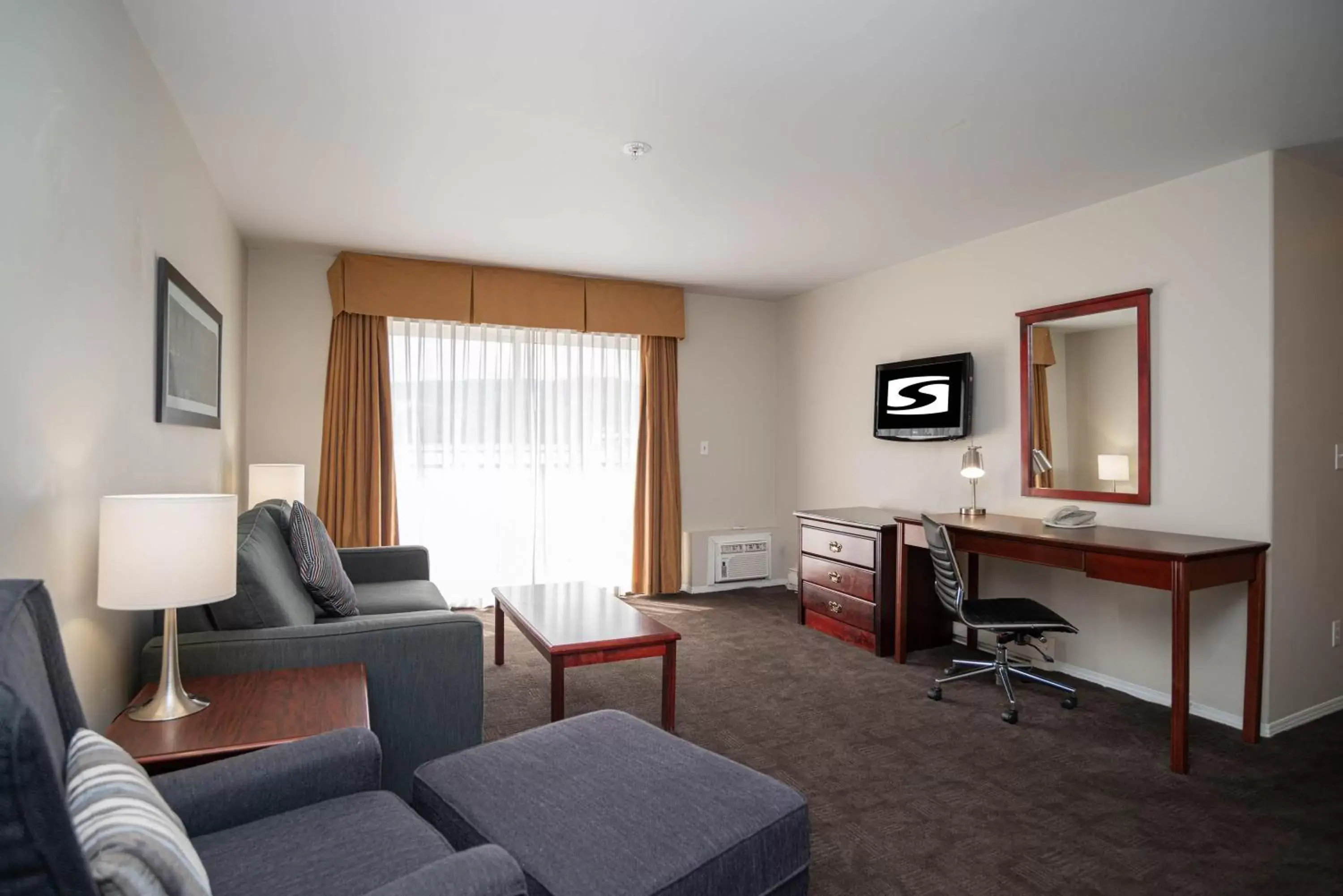 Bedroom, Seating Area in Sandman Hotel & Suites Williams Lake