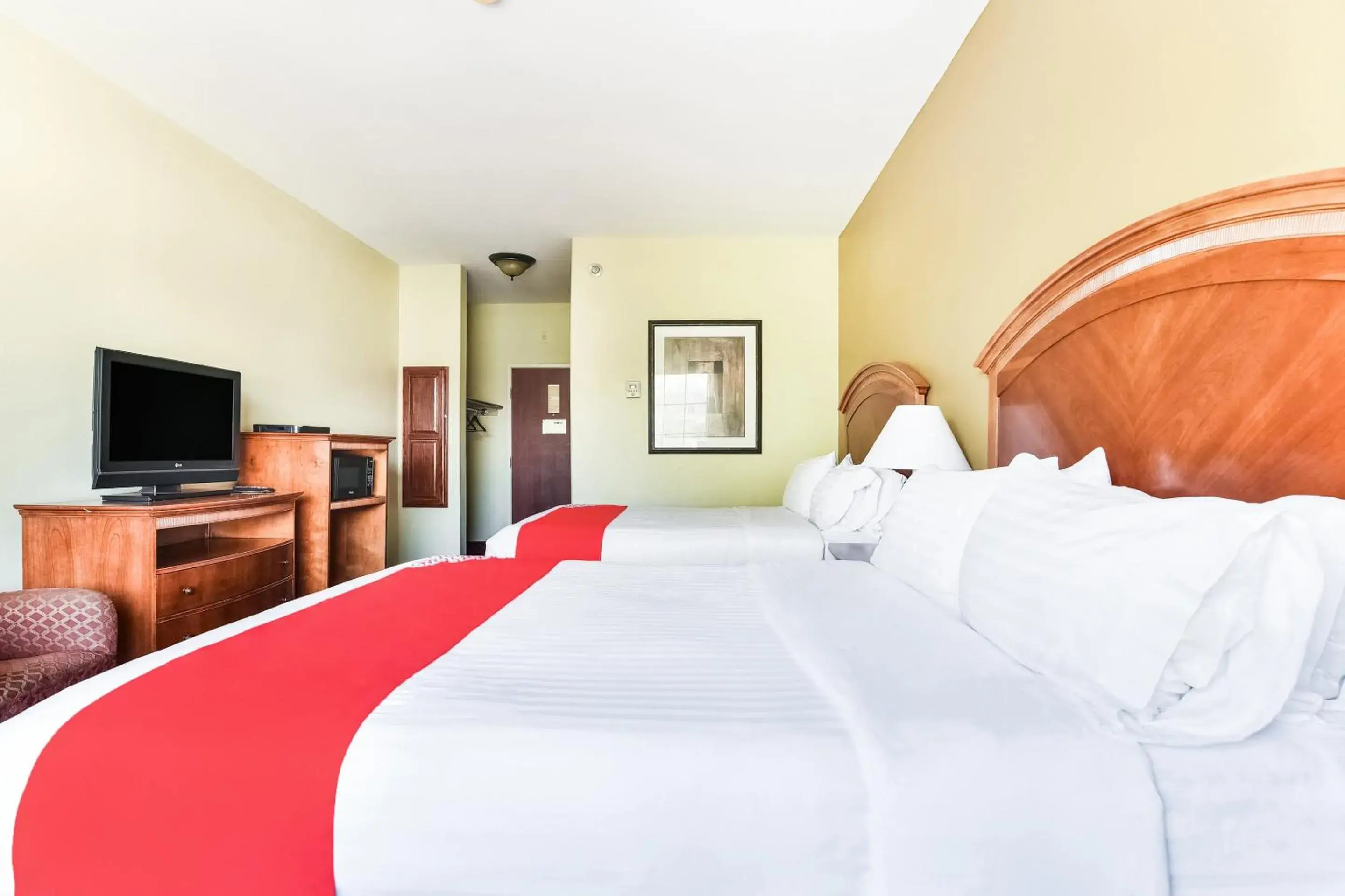 Bathroom, Bed in OYO Townhouse Oklahoma City Airport