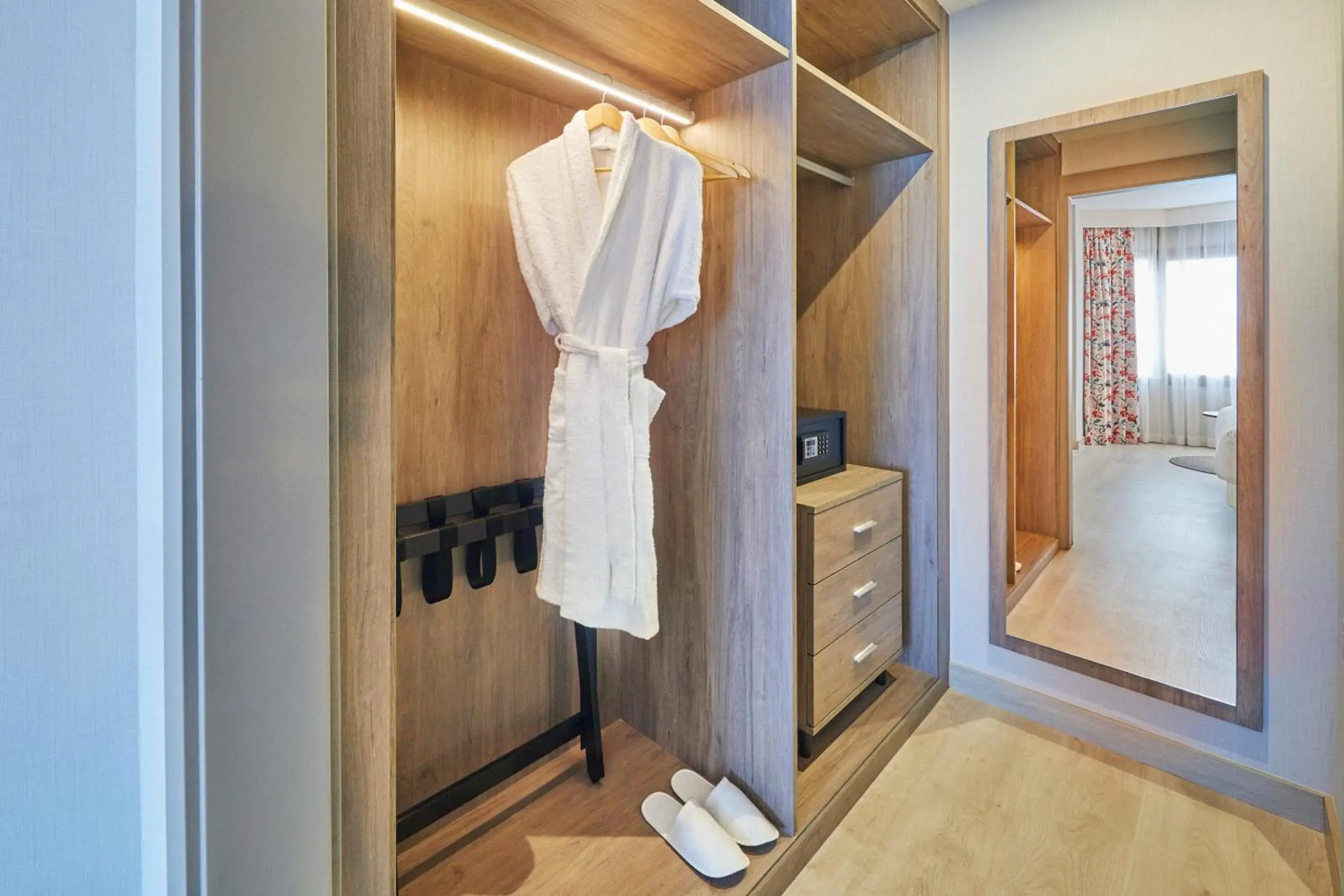 wardrobe, Bathroom in Hesperia Sevilla