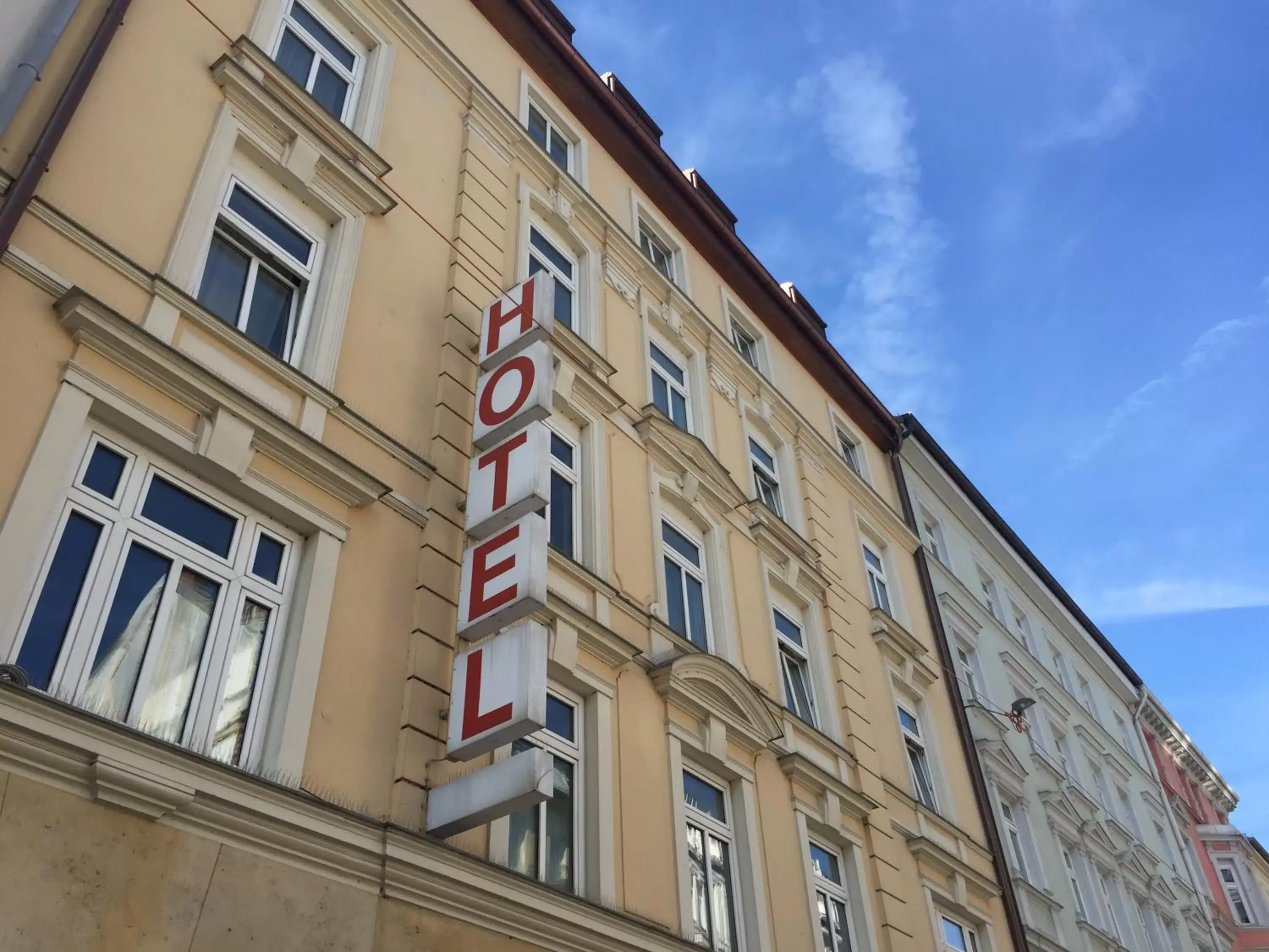 Facade/entrance, Property Building in das HOTEL in München