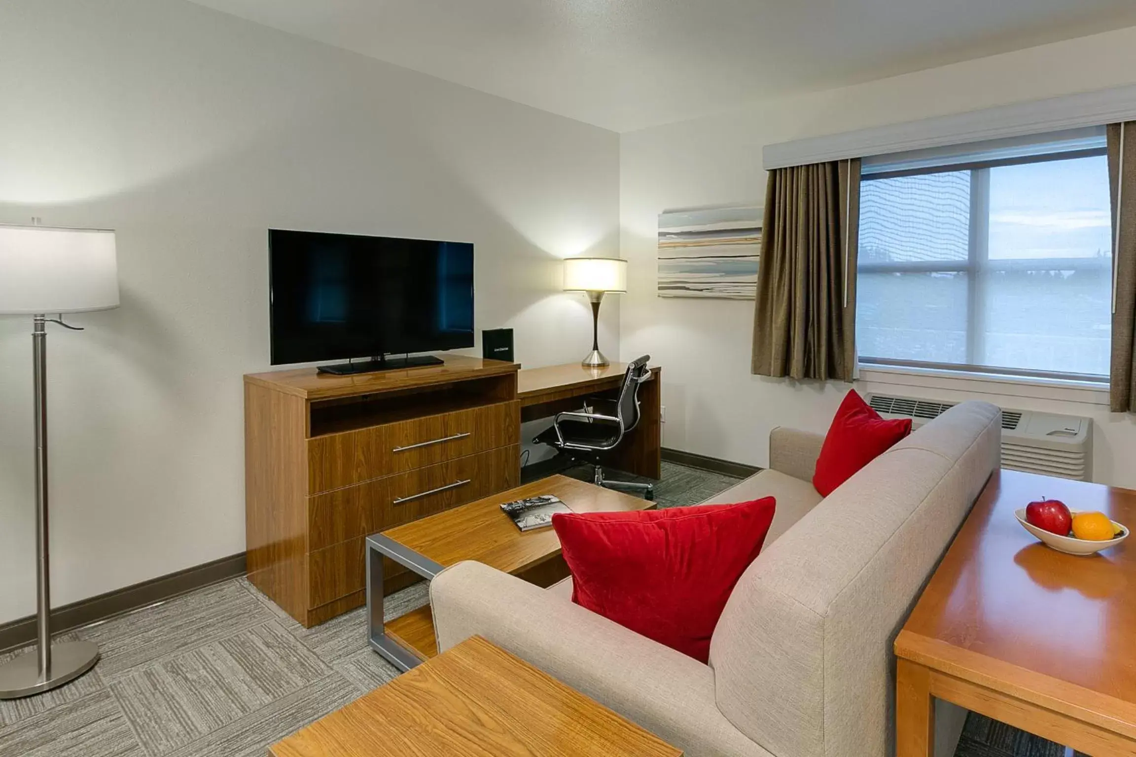 TV and multimedia, Seating Area in Marshall Suites