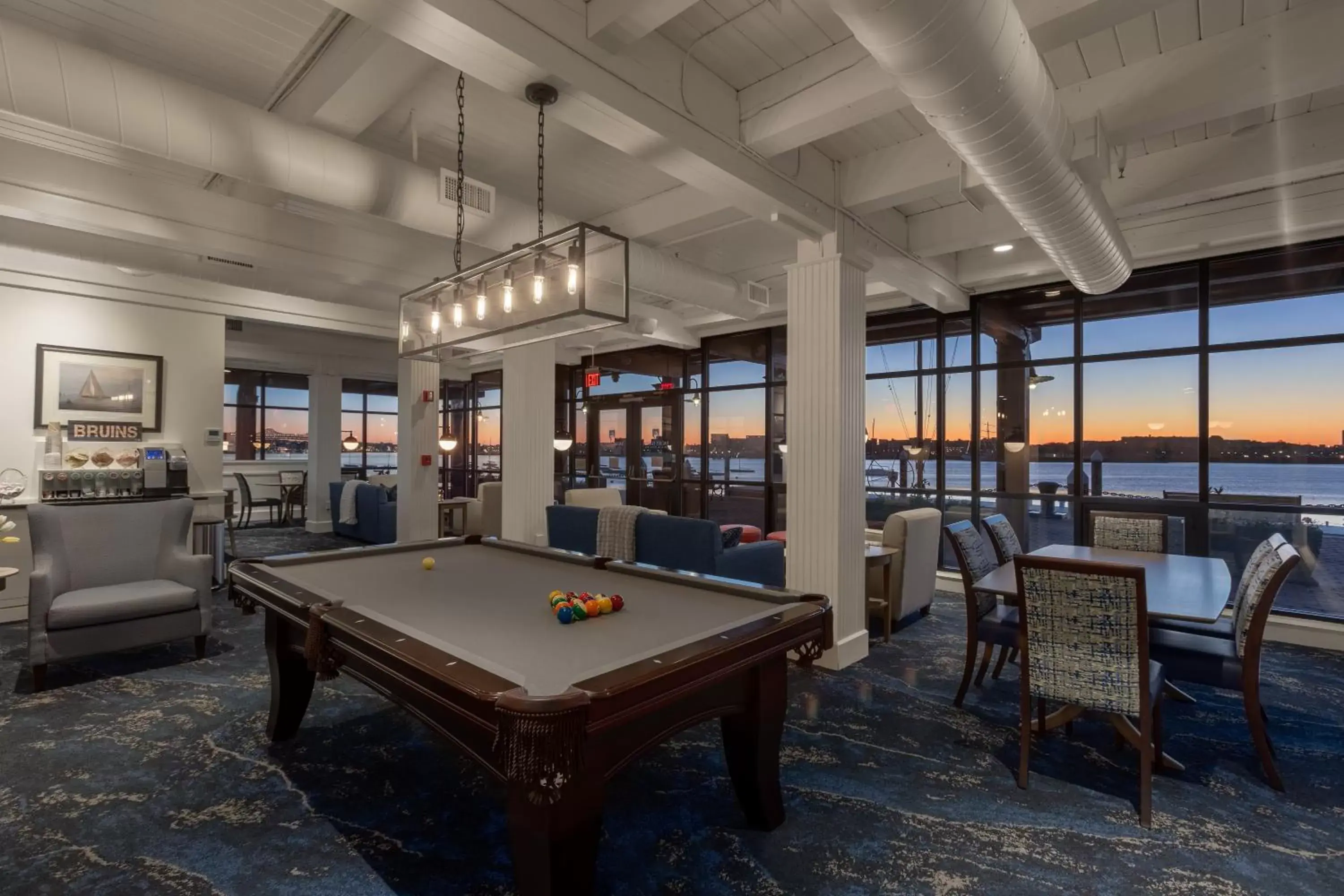 Communal lounge/ TV room, Billiards in Boston Yacht Haven