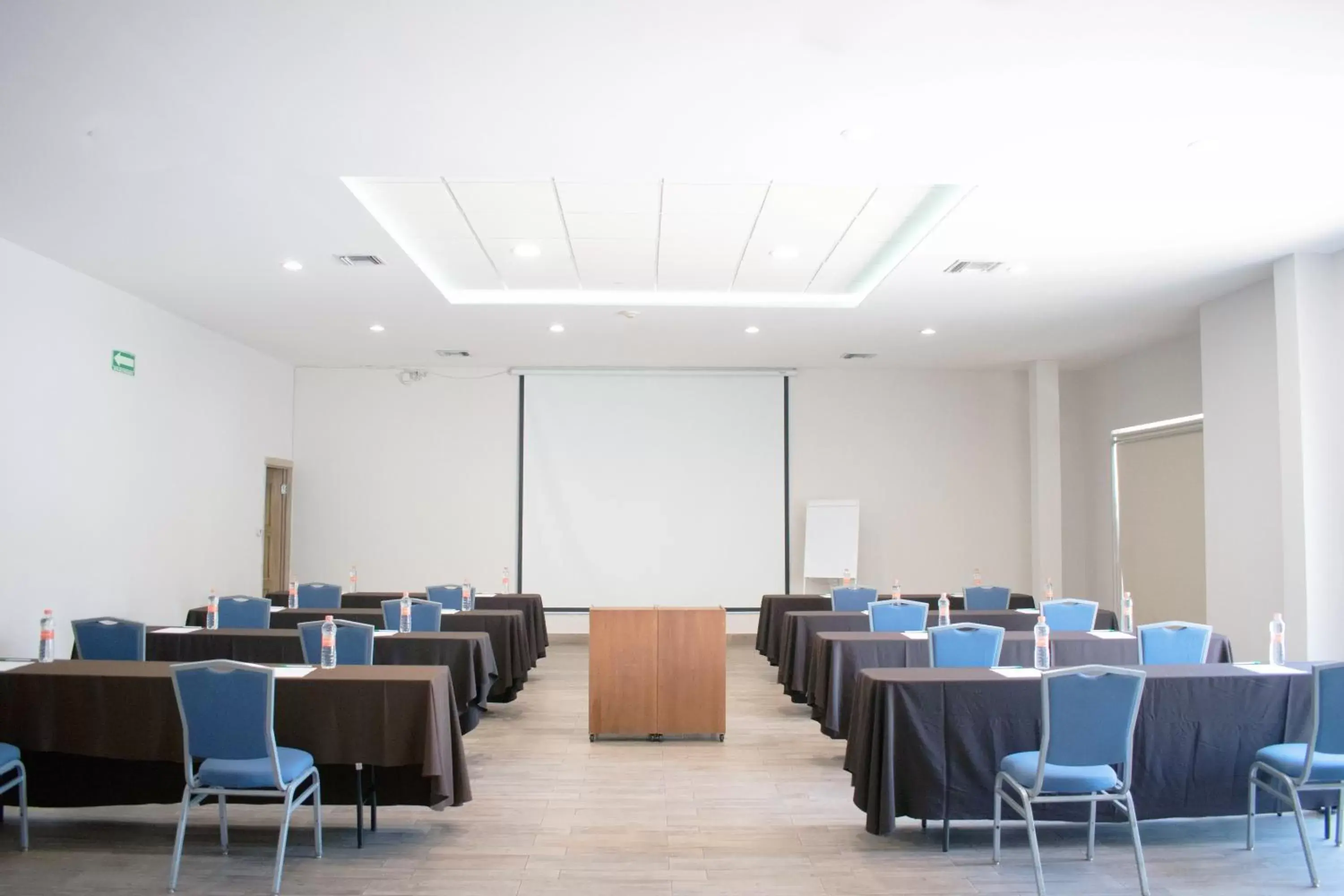 Meeting/conference room in Holiday Inn Hermosillo, an IHG Hotel