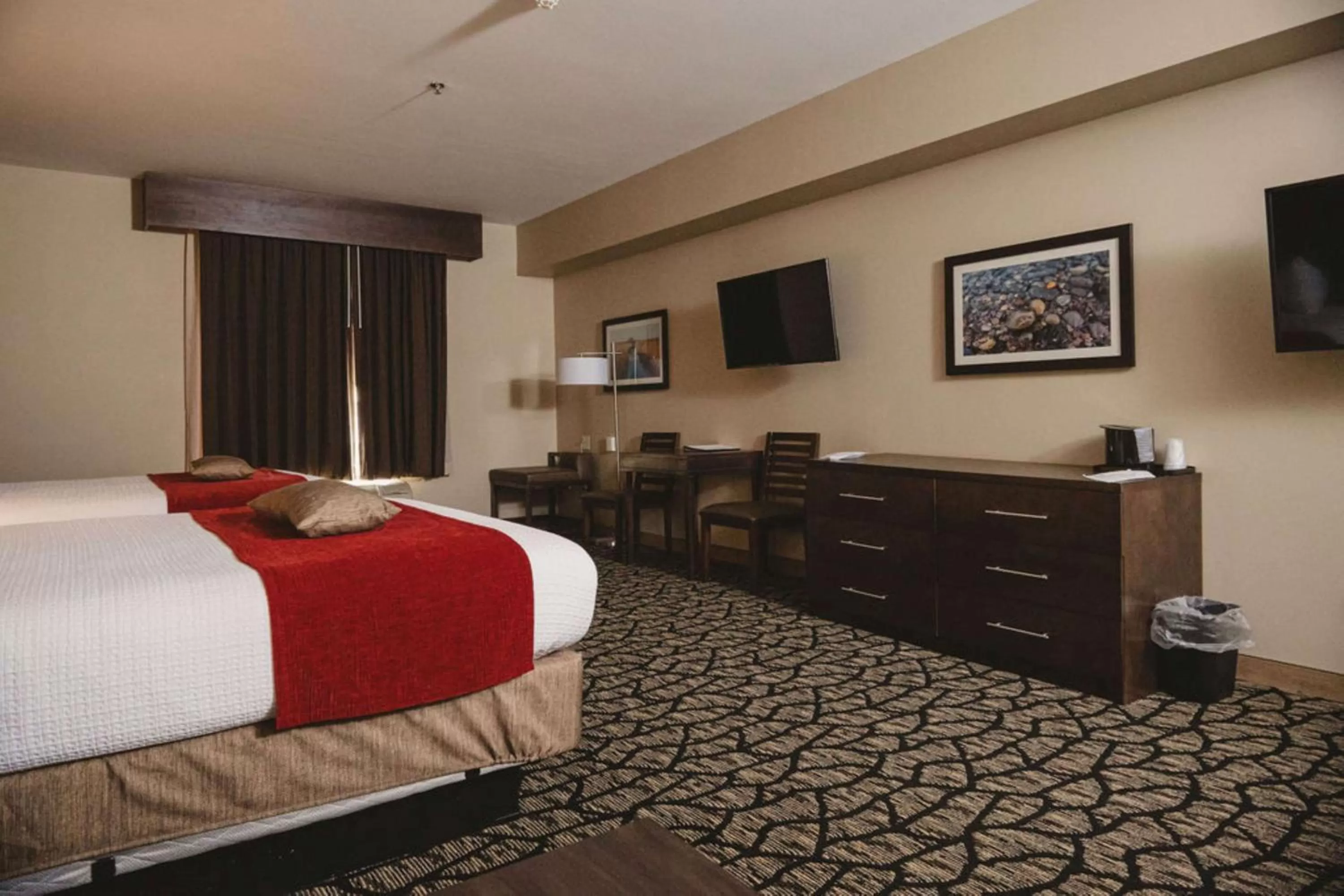 Double Queen with Chaise and Kitchen and Communication Assistance in Best Western Plus Lakeview Hotel