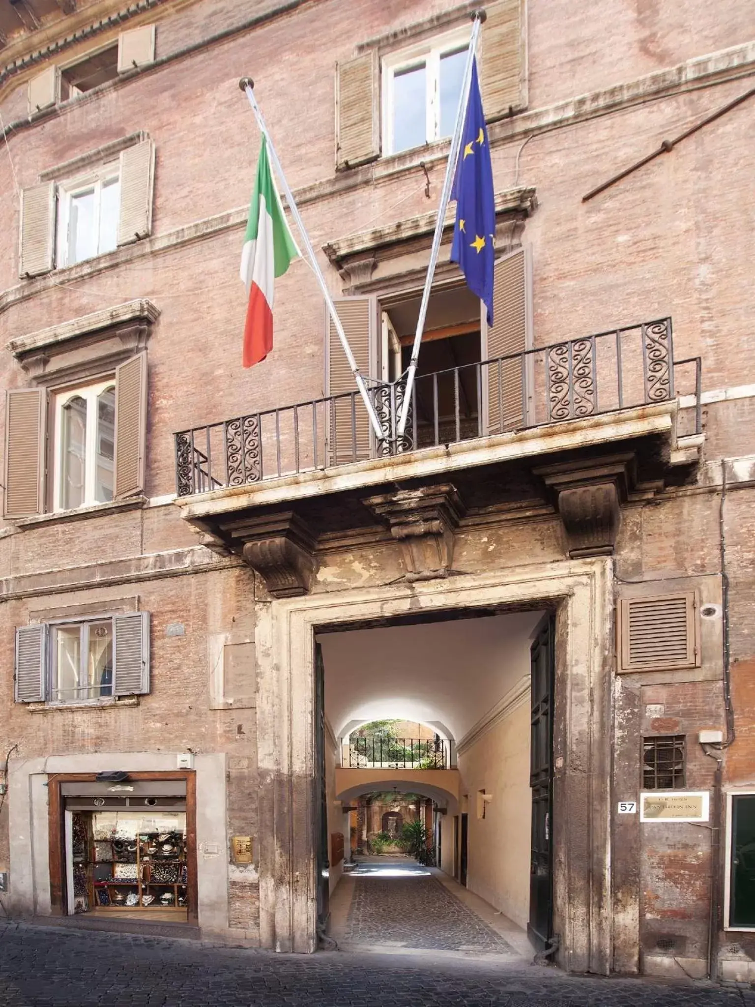 Facade/entrance in Pantheon Inn Facade/entrance in Pantheon Inn