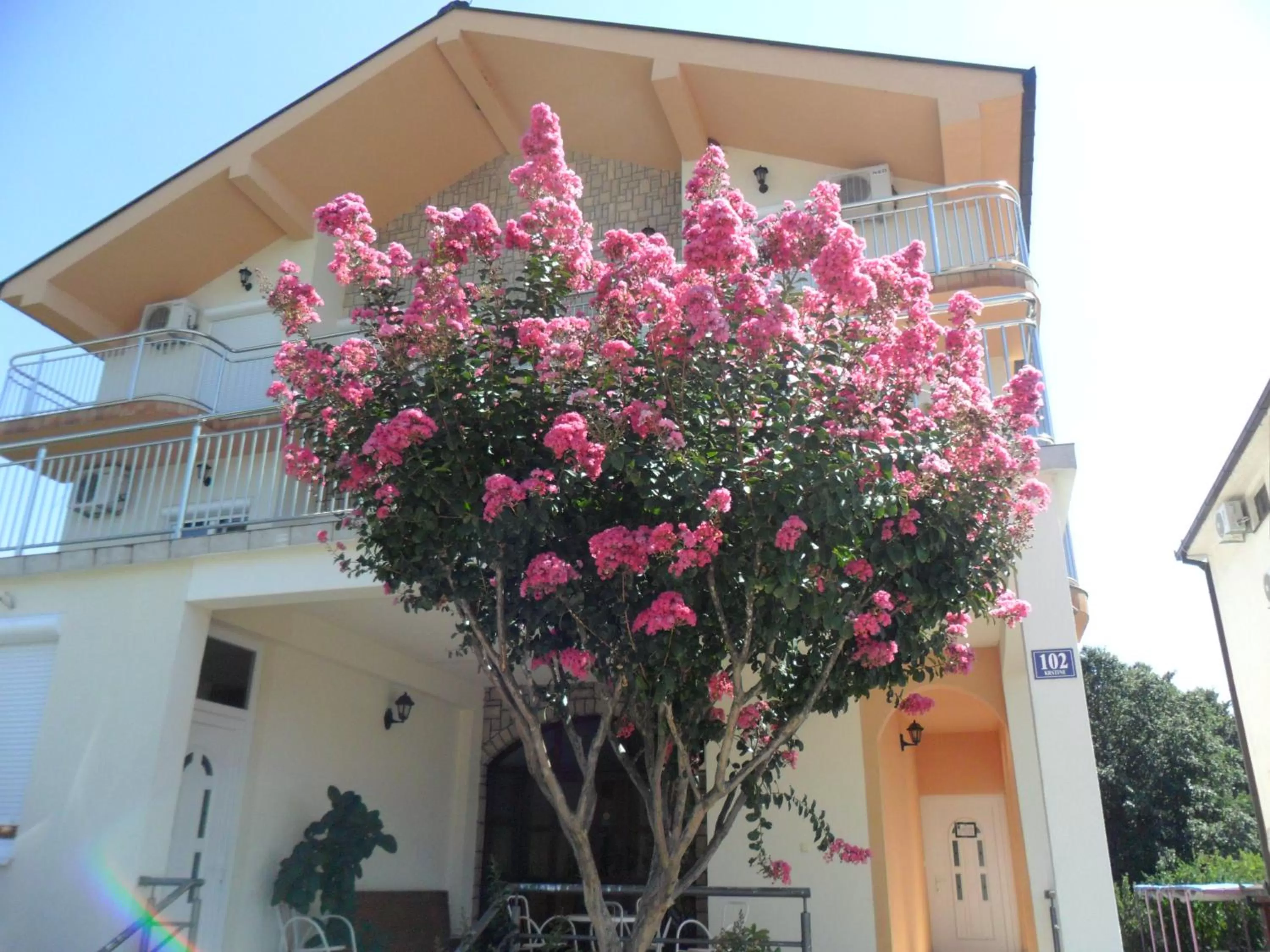 Facade/entrance in Sobe u kucanstvu MBM