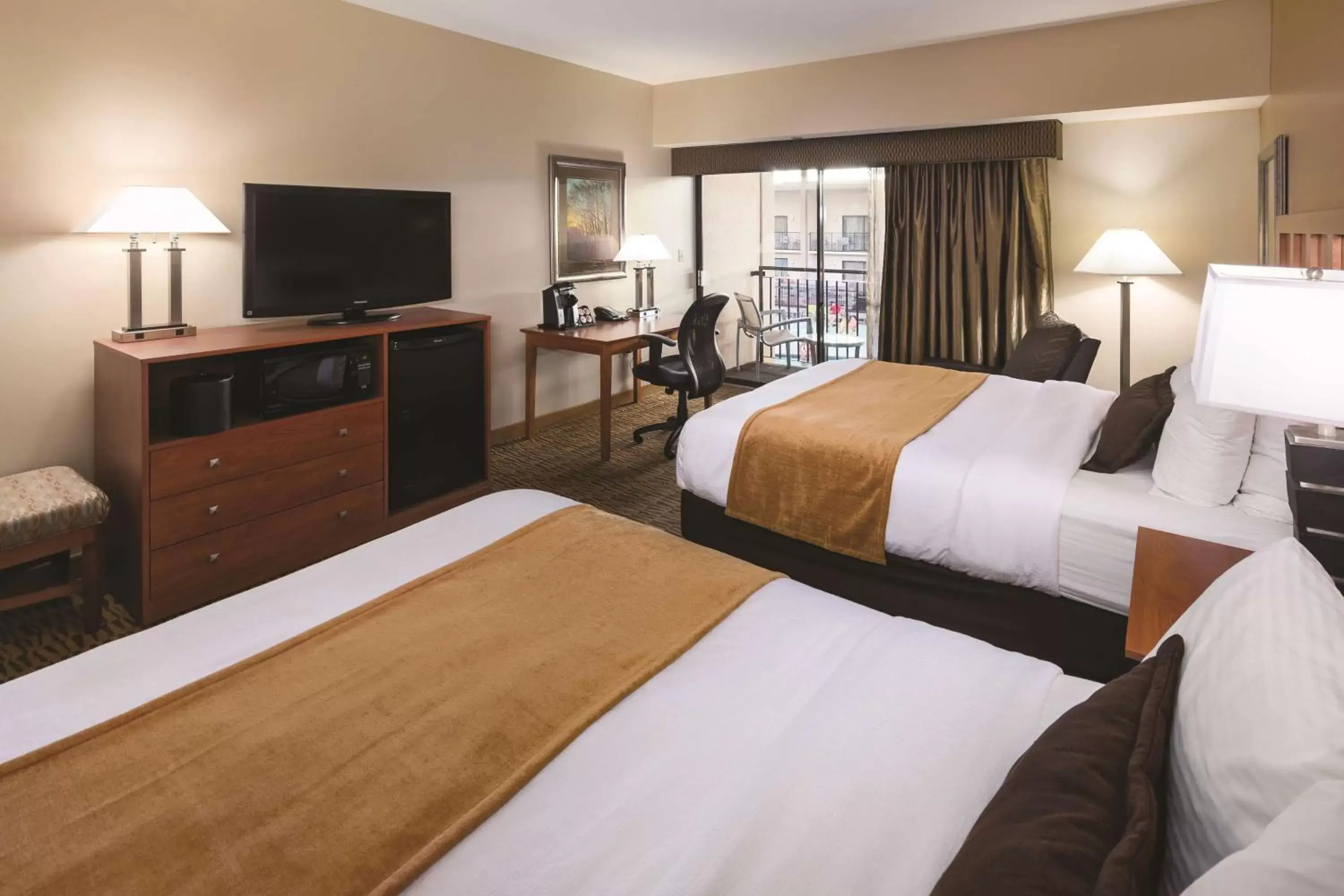 Queen Room with Two Queen Beds and Roll-In Shower - Disability Access in Wyndham Bloomington - Mall of America Queen Room with Two Queen Beds and Roll-In Shower - Disability Access in Wyndham Bloomington - Mall of America